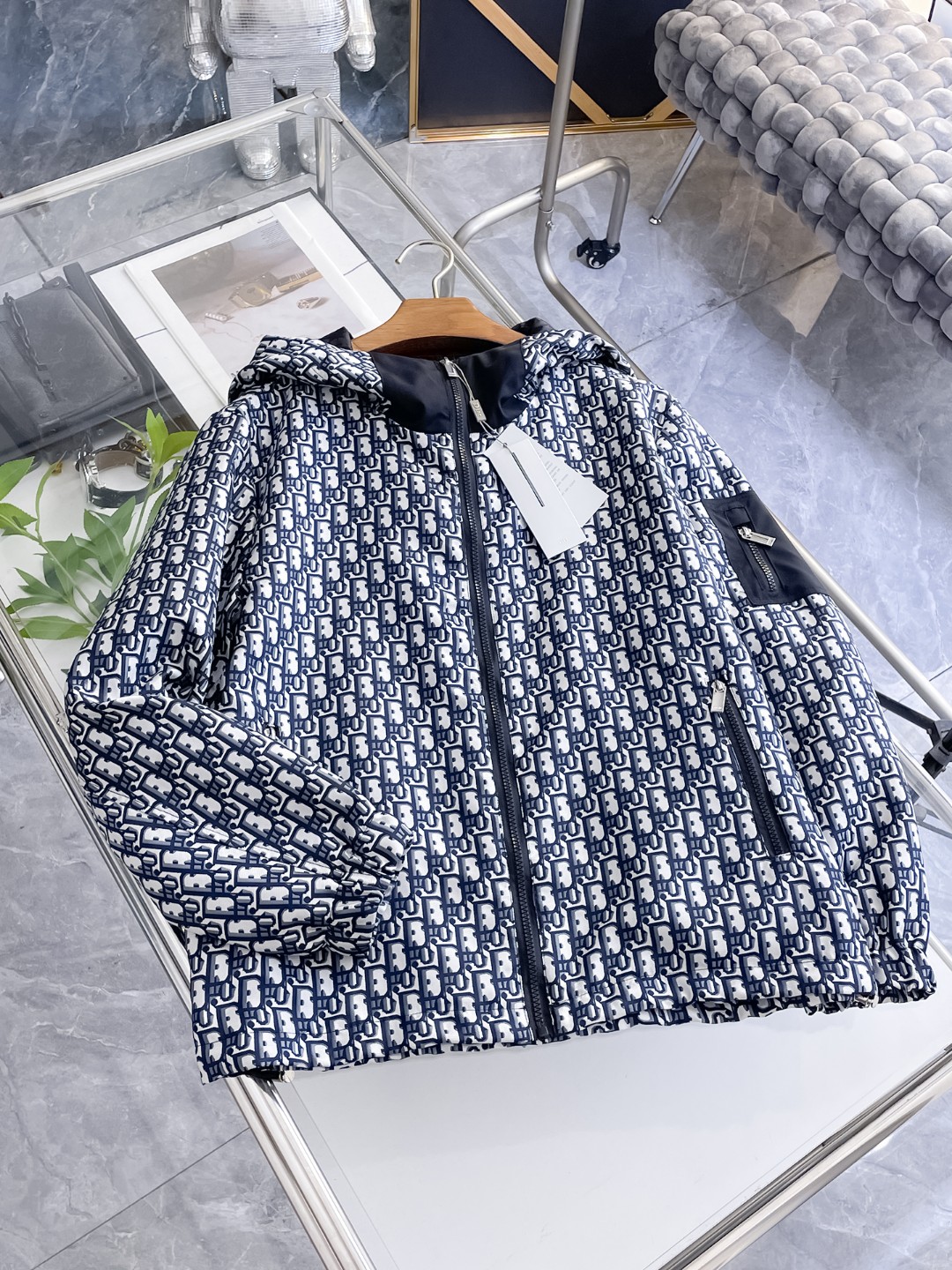 NO:571592,Dior's 2025 new autumn jacket, the new product on the show is in perfect condition, comfortable and warm, complete with three labels, full and attractive colors, very outstanding design, easily upgrades the fashion sense, extremely elegant and rigorous workmanship, neat and meticulous wiring!  A masterpiece from a famous designer!  The upper body does not look bloated and is super handsome!  Available sizes M ~ XXXL,,dior,jackets & coats,jackets & coats,alexander wang19860909迪奥 2025秋季新款夹克外套,秀场新品品相非常完美,舒适保暖,三标齐全色泽饱满诱人,非常出彩的设计,轻松将时髦感进阶,做工极为考究严谨,走线工整细致！大牌设计师巨作！上身不显臃肿、超级帅气！现货码数M ～ XXXL,,dior,jackets & coats,jackets & coats,alexander wang,Men's clothing