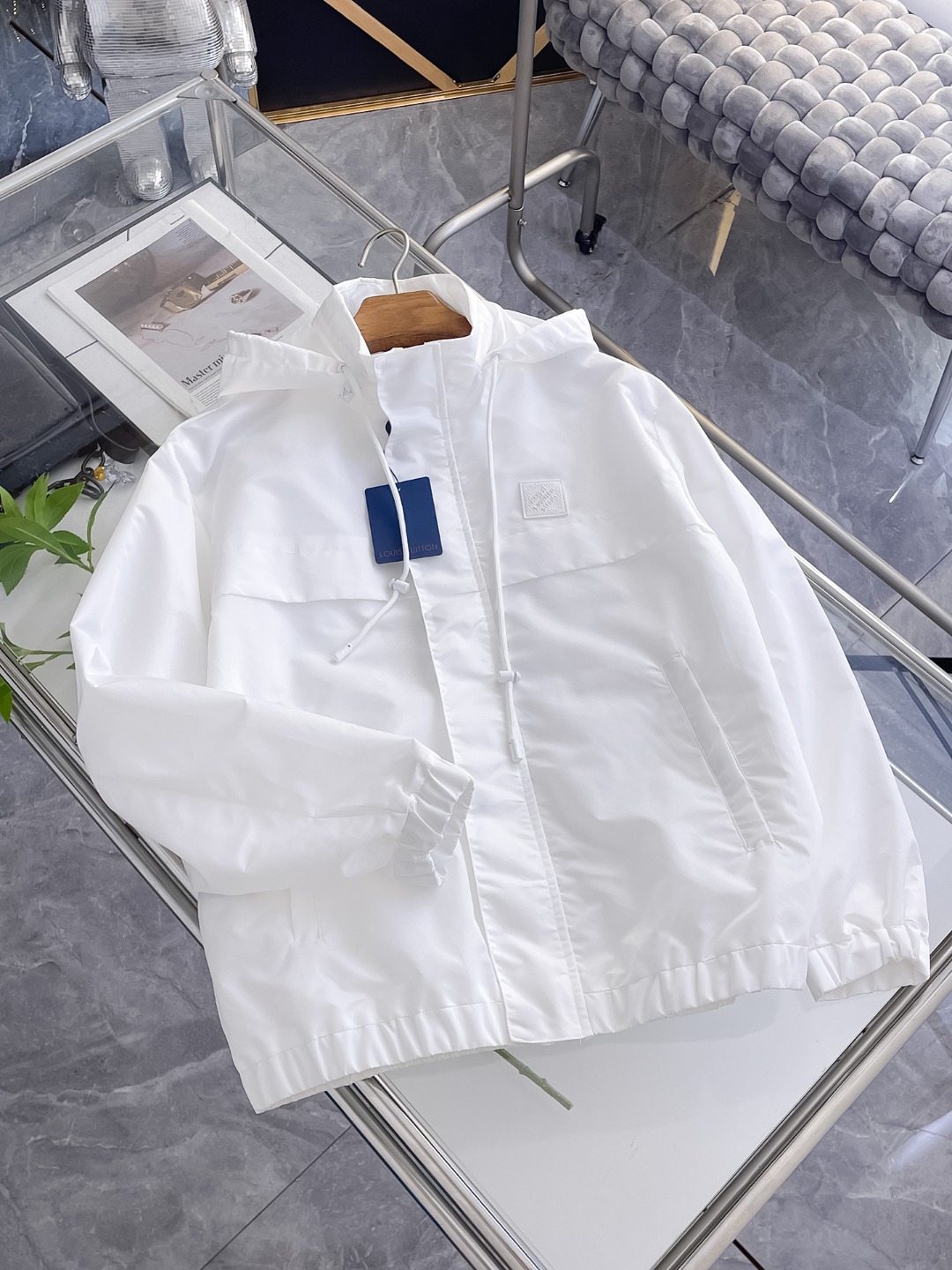 NO:571577,LV 2025 autumn new jacket, the new product on the show is in perfect condition, comfortable and warm, complete with three labels, full and attractive color, very outstanding design, easily upgrades the fashion sense, extremely sophisticated workmanship, neat and meticulous wiring!  A masterpiece from a famous designer!  The upper body does not look bloated and is super handsome!  Available sizes M ~ XXXL,,louis vuitton,jackets & coats,jackets & coats,alexander wang19860909Lv 2025秋季新款夹克外套,秀场新品品相非常完美,舒适保暖,三标齐全色泽饱满诱人,非常出彩的设计,轻松将时髦感进阶,做工极为考究严谨,走线工整细致！大牌设计师巨作！上身不显臃肿、超级帅气！现货码数M ～ XXXL,,louis vuitton,jackets & coats,jackets & coats,alexander wang,Men's clothing