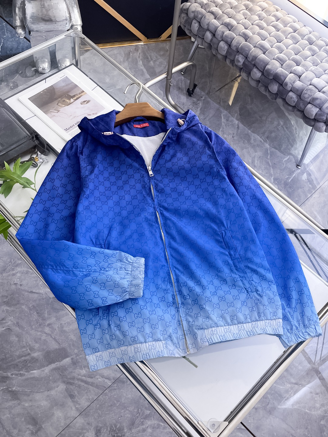 NO:571574,Gucci 2025 new autumn jacket, the new product on the show is in perfect condition, comfortable and warm, complete with three colors, full and attractive color, very outstanding design, easily upgrades the fashion sense, extremely elegant and rigorous workmanship, neat and meticulous wiring!  A masterpiece from a famous designer!  The upper body does not look bloated and is super handsome!  Available size M ~ XXXL,,jackets & coats,jackets & coats,alexander wang19860909古奇 2025秋季新款夹克外套,秀场新品品相非常完美,舒适保暖,三标齐全色泽饱满诱人,非常出彩的设计,轻松将时髦感进阶,做工极为考究严谨,走线工整细致！大牌设计师巨作！上身不显臃肿、超级帅气！现货码数M ～ XXXL,,jackets & coats,jackets & coats,alexander wang,Men's clothing