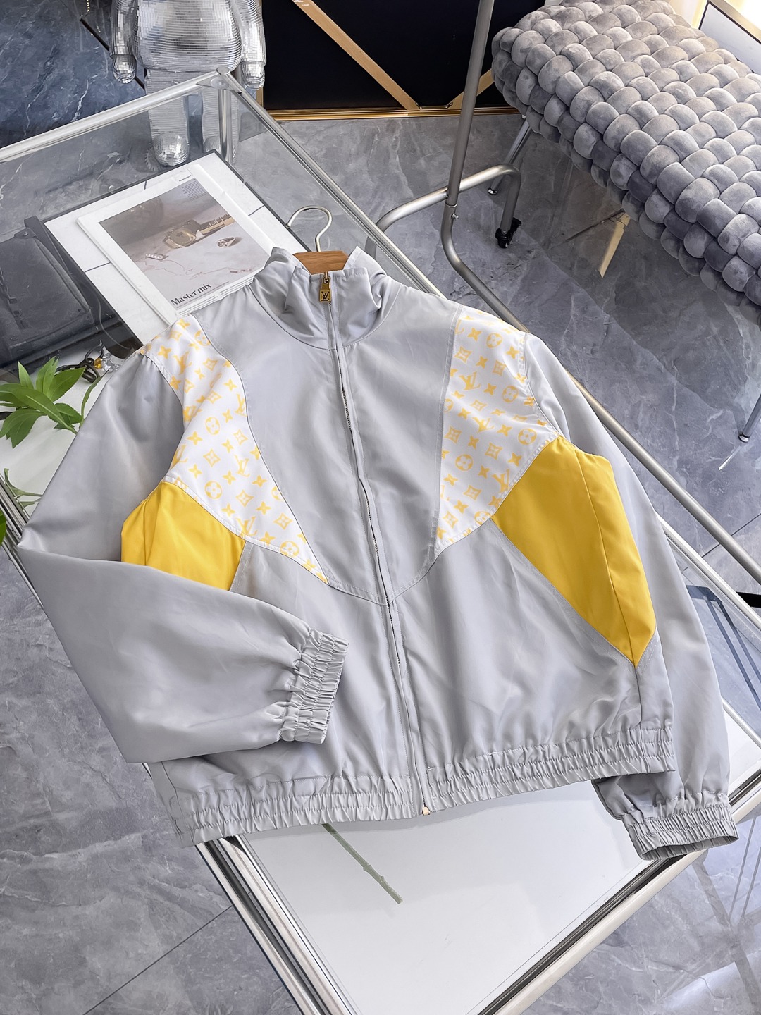 NO:571600,LV 2025 autumn new jacket, the new product on the show is in perfect condition, comfortable and warm, complete with three labels, full and attractive color, very outstanding design, easily upgrades the fashion sense, extremely sophisticated workmanship, neat and meticulous wiring!  A masterpiece from a famous designer!  The upper body does not look bloated and is super handsome!  Available sizes M ~ XXXL,,louis vuitton,jackets & coats,jackets & coats,alexander wang19860909Lv 2025秋季新款夹克外套,秀场新品品相非常完美,舒适保暖,三标齐全色泽饱满诱人,非常出彩的设计,轻松将时髦感进阶,做工极为考究严谨,走线工整细致！大牌设计师巨作！上身不显臃肿、超级帅气！现货码数M ～ XXXL,,louis vuitton,jackets & coats,jackets & coats,alexander wang,Men's clothing