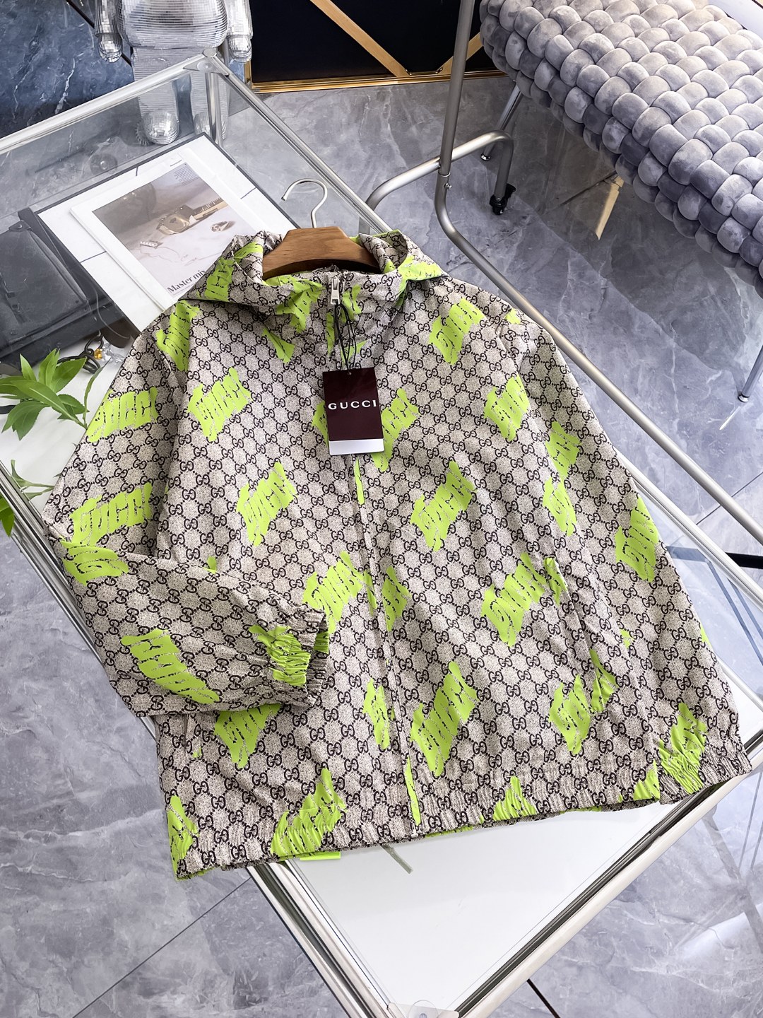 NO:571597,Gucci 2025 new autumn jacket, the new product on the show is in perfect condition, comfortable and warm, complete with three colors, full and attractive color, very outstanding design, easily upgrades the fashion sense, extremely elegant and rigorous workmanship, neat and meticulous wiring!  A masterpiece from a famous designer!  The upper body does not look bloated and is super handsome!  Available size M ~ XXXL,,jackets & coats,jackets & coats,alexander wang19860909古奇 2025秋季新款夹克外套,秀场新品品相非常完美,舒适保暖,三标齐全色泽饱满诱人,非常出彩的设计,轻松将时髦感进阶,做工极为考究严谨,走线工整细致！大牌设计师巨作！上身不显臃肿、超级帅气！现货码数M ～ XXXL,,jackets & coats,jackets & coats,alexander wang,Men's clothing