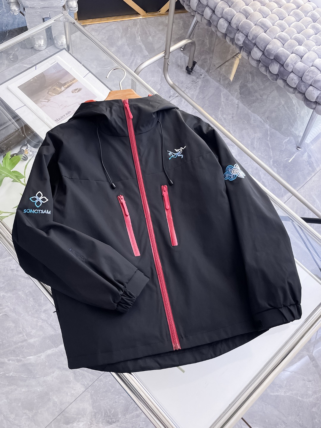 NO:571594,Arc'teryx 2025 new autumn jacket, the new product on the show is in perfect condition, comfortable and warm, complete with three colors, full and attractive color, very outstanding design, easily upgrades the fashion sense, extremely elegant and rigorous workmanship, neat and meticulous wiring!  A masterpiece from a famous designer!  The upper body does not look bloated and is super handsome!  Available size M ~ XXXL,arc'teryx,jackets & coats,jackets & coats,alexander wang19860909始祖鸟 2025秋季新款夹克外套,秀场新品品相非常完美,舒适保暖,三标齐全色泽饱满诱人,非常出彩的设计,轻松将时髦感进阶,做工极为考究严谨,走线工整细致！大牌设计师巨作！上身不显臃肿、超级帅气！现货码数M ～ XXXL,arc'teryx,jackets & coats,jackets & coats,alexander wang,Men's clothing