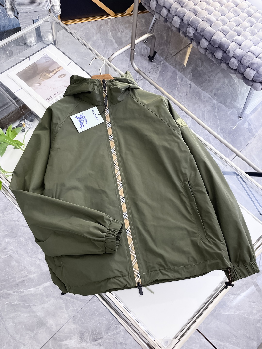 NO:571591,Burberry's 2025 new autumn jacket, the new product on the show is in perfect condition, comfortable and warm, complete with three colors, full and attractive color, very outstanding design, easily upgrades the fashion sense, extremely elegant and rigorous workmanship, neat and meticulous wiring!  A masterpiece from a famous designer!  The upper body does not look bloated and is super handsome!  Available size M ~ XXXL,,burberry,jackets & coats,jackets & coats,alexander wang19860909巴宝莉 2025秋季新款夹克外套,秀场新品品相非常完美,舒适保暖,三标齐全色泽饱满诱人,非常出彩的设计,轻松将时髦感进阶,做工极为考究严谨,走线工整细致！大牌设计师巨作！上身不显臃肿、超级帅气！现货码数M ～ XXXL,,burberry,jackets & coats,jackets & coats,alexander wang,Men's clothing