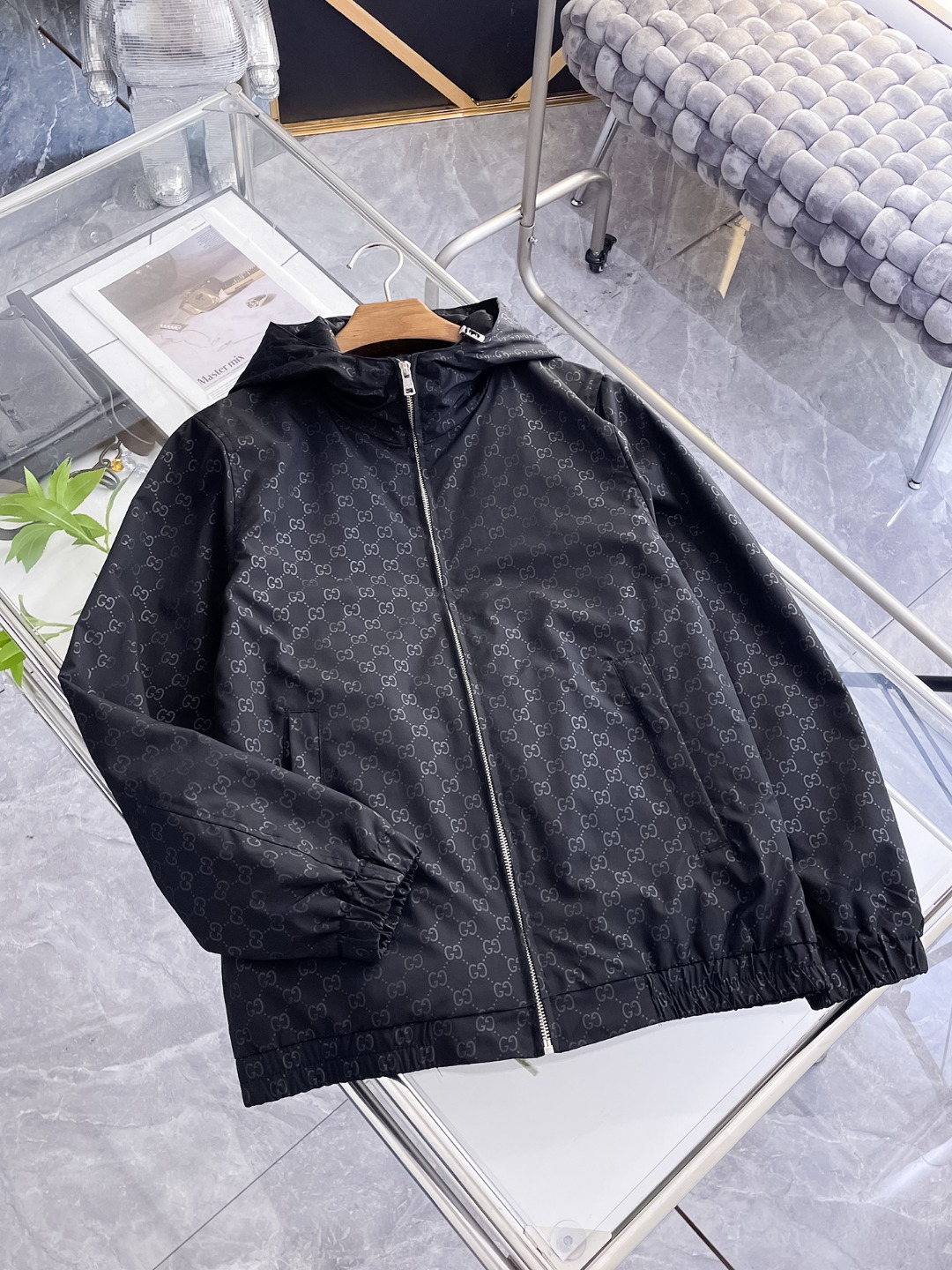 NO:571588,Gucci 2025 new autumn jacket, the new product on the show is in perfect condition, comfortable and warm, complete with three colors, full and attractive color, very outstanding design, easily upgrades the fashion sense, extremely elegant and rigorous workmanship, neat and meticulous wiring!  A masterpiece from a famous designer!  The upper body does not look bloated and is super handsome!  Available size M ~ XXXL,,jackets & coats,jackets & coats,alexander wang19860909古奇 2025秋季新款夹克外套,秀场新品品相非常完美,舒适保暖,三标齐全色泽饱满诱人,非常出彩的设计,轻松将时髦感进阶,做工极为考究严谨,走线工整细致！大牌设计师巨作！上身不显臃肿、超级帅气！现货码数M ～ XXXL,,jackets & coats,jackets & coats,alexander wang,Men's clothing