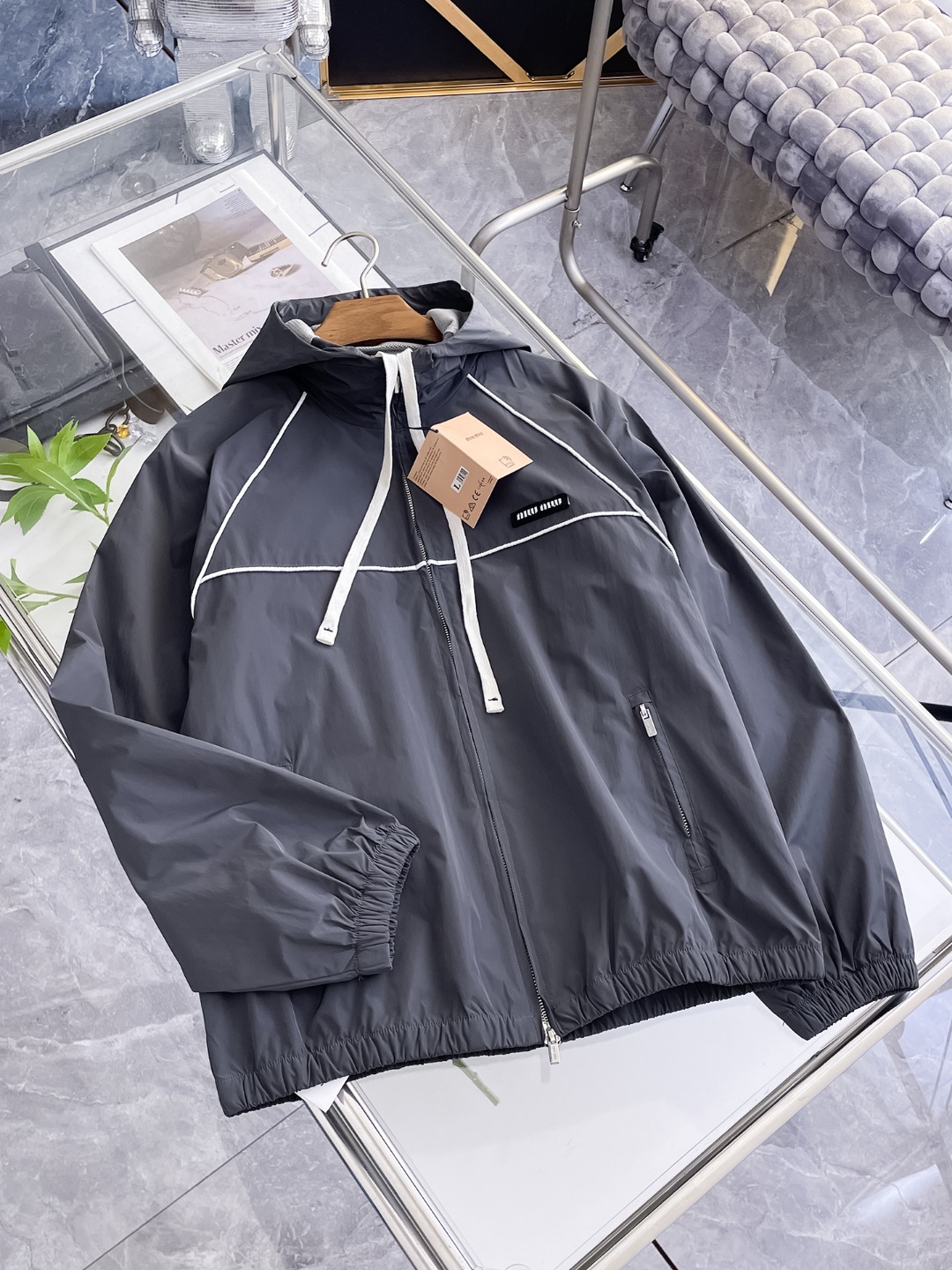 NO:571585,miumiu 2025 new autumn jacket, the new product on the show is in perfect condition, comfortable and warm, complete with three colors, full and attractive color, very outstanding design, easily upgrades the fashion sense, extremely elegant and rigorous workmanship, neat and meticulous wiring!  A masterpiece from a famous designer!  The upper body does not look bloated and is super handsome!  Available sizes M ~ XXXL,,miumiu,jackets & coats,jackets & coats,alexander wang19860909miumiu 2025秋季新款夹克外套,秀场新品品相非常完美,舒适保暖,三标齐全色泽饱满诱人,非常出彩的设计,轻松将时髦感进阶,做工极为考究严谨,走线工整细致！大牌设计师巨作！上身不显臃肿、超级帅气！现货码数M ～ XXXL,,miumiu,jackets & coats,jackets & coats,alexander wang,Men's clothing