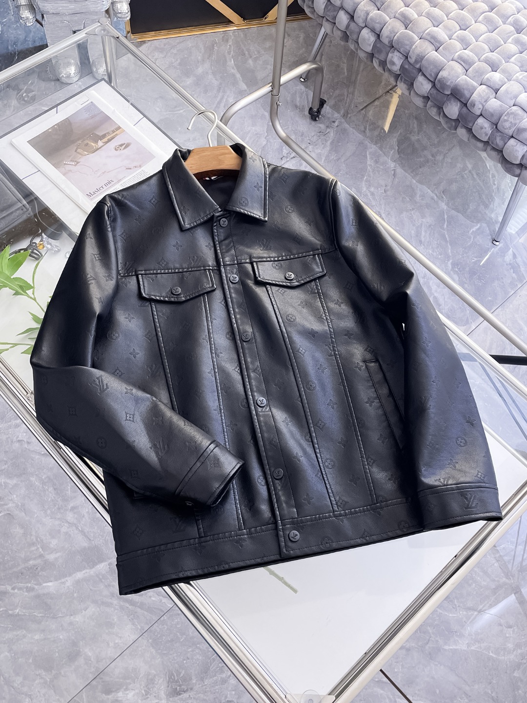 NO:571582,LV 2025 autumn new jacket, the new product on the show is in perfect condition, comfortable and warm, complete with three labels, full and attractive color, very outstanding design, easily upgrades the fashion sense, extremely sophisticated workmanship, neat and meticulous wiring!  A masterpiece from a famous designer!  The upper body does not look bloated and is super handsome!  Available sizes M ~ XXXL,,louis vuitton,jackets & coats,jackets & coats,alexander wang19860909Lv 2025秋季新款夹克外套,秀场新品品相非常完美,舒适保暖,三标齐全色泽饱满诱人,非常出彩的设计,轻松将时髦感进阶,做工极为考究严谨,走线工整细致！大牌设计师巨作！上身不显臃肿、超级帅气！现货码数M ～ XXXL,,louis vuitton,jackets & coats,jackets & coats,alexander wang,Men's clothing