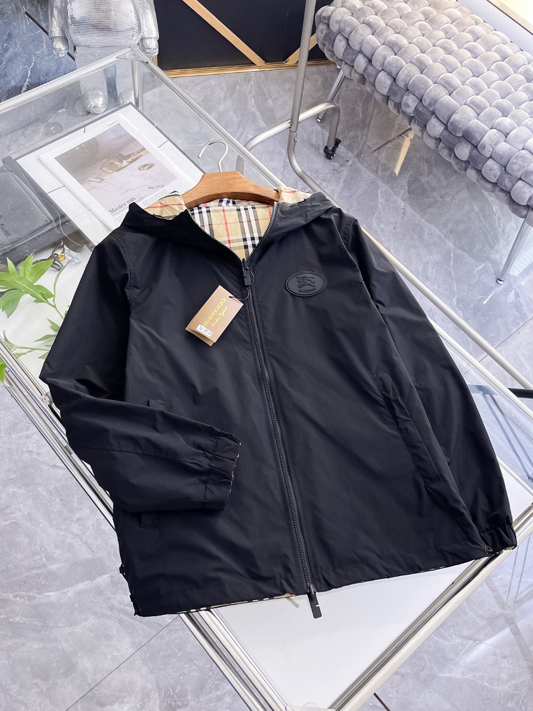 NO:571579,Burberry's 2025 new autumn jacket, the new product on the show is in perfect condition, comfortable and warm, complete with three colors, full and attractive color, very outstanding design, easily upgrades the fashion sense, extremely elegant and rigorous workmanship, neat and meticulous wiring!  A masterpiece from a famous designer!  The upper body does not look bloated and is super handsome!  Available size M ~ XXXL,,burberry,jackets & coats,jackets & coats,alexander wang19860909巴宝莉 2025秋季新款夹克外套,秀场新品品相非常完美,舒适保暖,三标齐全色泽饱满诱人,非常出彩的设计,轻松将时髦感进阶,做工极为考究严谨,走线工整细致！大牌设计师巨作！上身不显臃肿、超级帅气！现货码数M ～ XXXL,,burberry,jackets & coats,jackets & coats,alexander wang,Men's clothing