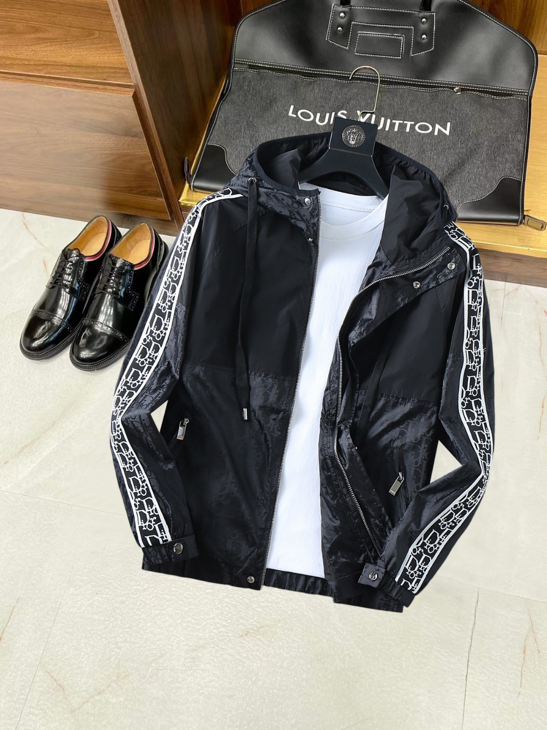 NO:572462,Dior's 2025 new autumn jacket, the new product on the show is in perfect condition, comfortable and warm, complete with three labels, full and attractive colors, very outstanding design, easily upgrades the fashion sense, extremely elegant and rigorous workmanship, neat and meticulous wiring!  A masterpiece from a famous designer!  The upper body does not look bloated and is super handsome!  Available size M ~ 3XL,,dior,jackets & coats,jackets & coats,alexander wang19860909迪奥 2025秋季新款夹克外套,秀场新品品相非常完美,舒适保暖,三标齐全色泽饱满诱人,非常出彩的设计,轻松将时髦感进阶,做工极为考究严谨,走线工整细致！大牌设计师巨作！上身不显臃肿、超级帅气！现货码数M ～ 3XL,,dior,jackets & coats,jackets & coats,alexander wang,Men's clothing