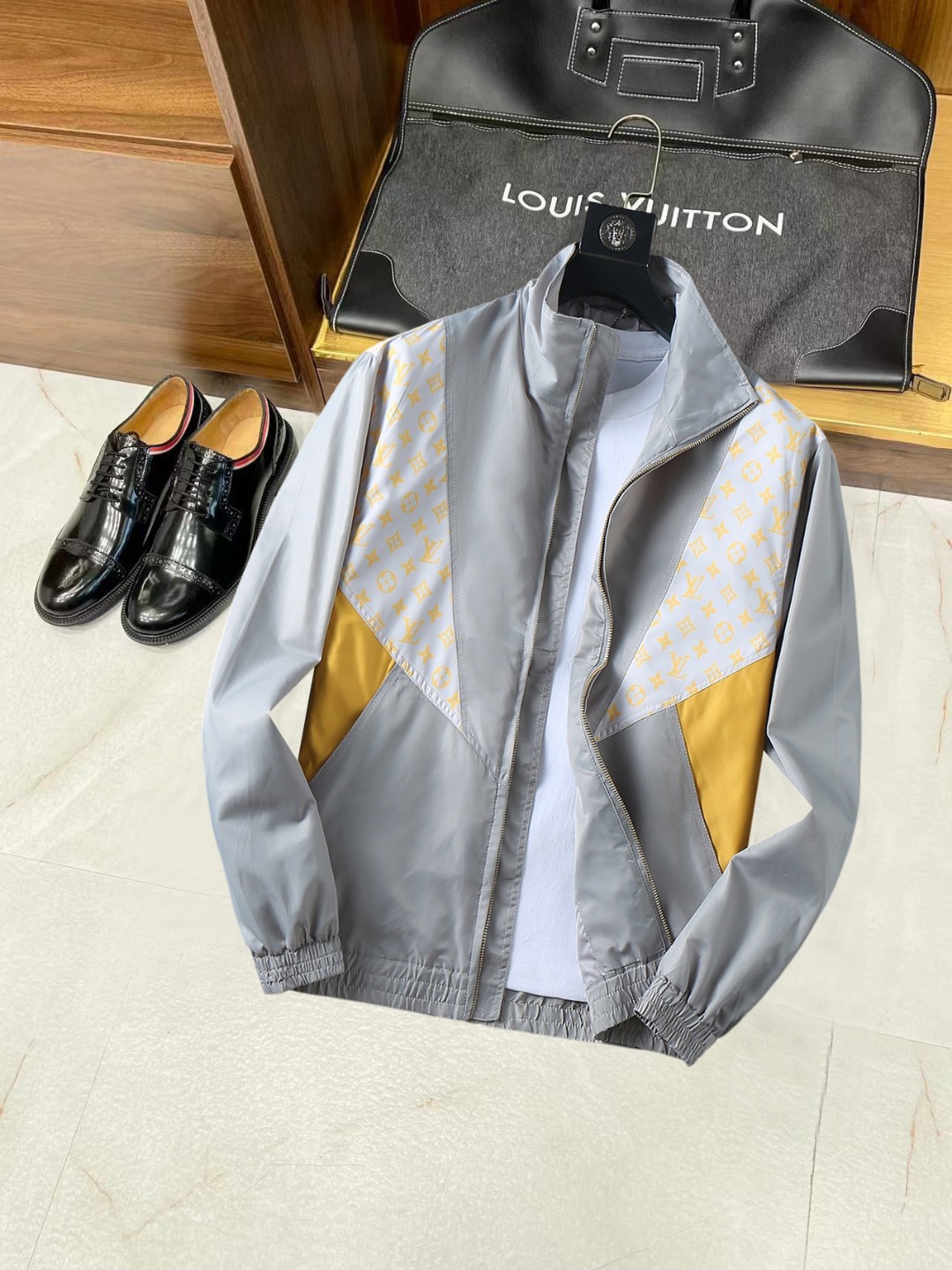 NO:572465,LV 2025 autumn new jacket, the new product on the show is in perfect condition, comfortable and warm, complete with three labels, full and attractive color, very outstanding design, easily upgrades the fashion sense, extremely sophisticated workmanship, neat and meticulous wiring!  A masterpiece from a famous designer!  The upper body does not look bloated and is super handsome!  Available size M ~ 3XL,,louis vuitton,jackets & coats,jackets & coats,alexander wang19860909Lv 2025秋季新款夹克外套,秀场新品品相非常完美,舒适保暖,三标齐全色泽饱满诱人,非常出彩的设计,轻松将时髦感进阶,做工极为考究严谨,走线工整细致！大牌设计师巨作！上身不显臃肿、超级帅气！现货码数M ～ 3XL,,louis vuitton,jackets & coats,jackets & coats,alexander wang,Men's clothing