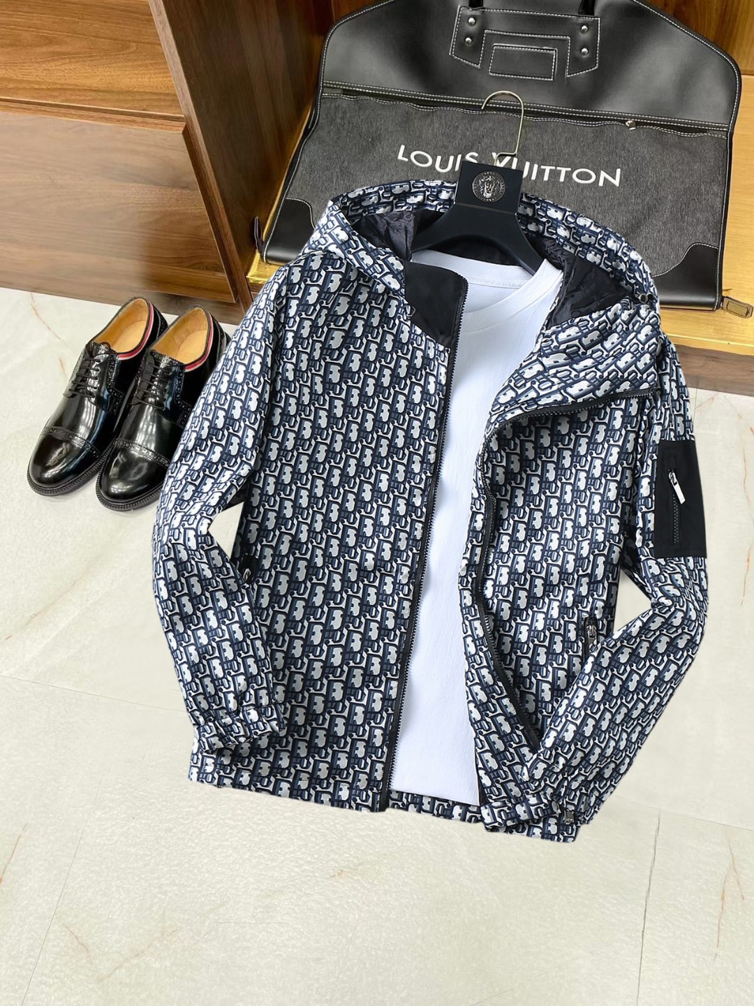 NO:572468,Dior's 2025 new autumn jacket, the new product on the show is in perfect condition, comfortable and warm, complete with three labels, full and attractive colors, very outstanding design, easily upgrades the fashion sense, extremely elegant and rigorous workmanship, neat and meticulous wiring!  A masterpiece from a famous designer!  The upper body does not look bloated and is super handsome!  Available size M ~ 3XL,,dior,jackets & coats,jackets & coats,alexander wang19860909迪奥 2025秋季新款夹克外套,秀场新品品相非常完美,舒适保暖,三标齐全色泽饱满诱人,非常出彩的设计,轻松将时髦感进阶,做工极为考究严谨,走线工整细致！大牌设计师巨作！上身不显臃肿、超级帅气！现货码数M ～ 3XL,,dior,jackets & coats,jackets & coats,alexander wang,Men's clothing