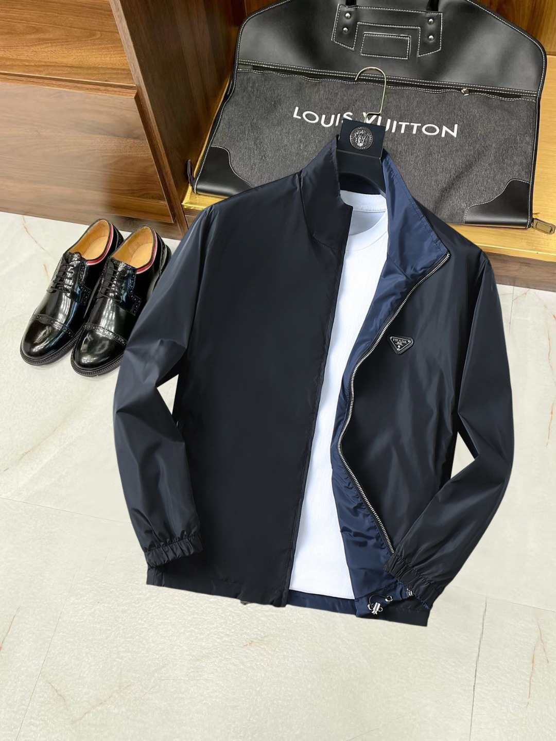 NO:572471,Prada 2025 new autumn jacket, the new product on the show is in perfect condition, comfortable and warm, complete with three colors, full and attractive color, very outstanding design, easily upgrades the fashion sense, extremely elegant and rigorous workmanship, neat and meticulous wiring!  A masterpiece from a famous designer!  The upper body does not look bloated and is super handsome!  Available size M ~ 3XL,,prada,jackets & coats,jackets & coats,alexander wang19860909普拉达 2025秋季新款夹克外套,秀场新品品相非常完美,舒适保暖,三标齐全色泽饱满诱人,非常出彩的设计,轻松将时髦感进阶,做工极为考究严谨,走线工整细致！大牌设计师巨作！上身不显臃肿、超级帅气！现货码数M ～ 3XL,,prada,jackets & coats,jackets & coats,alexander wang,Men's clothing