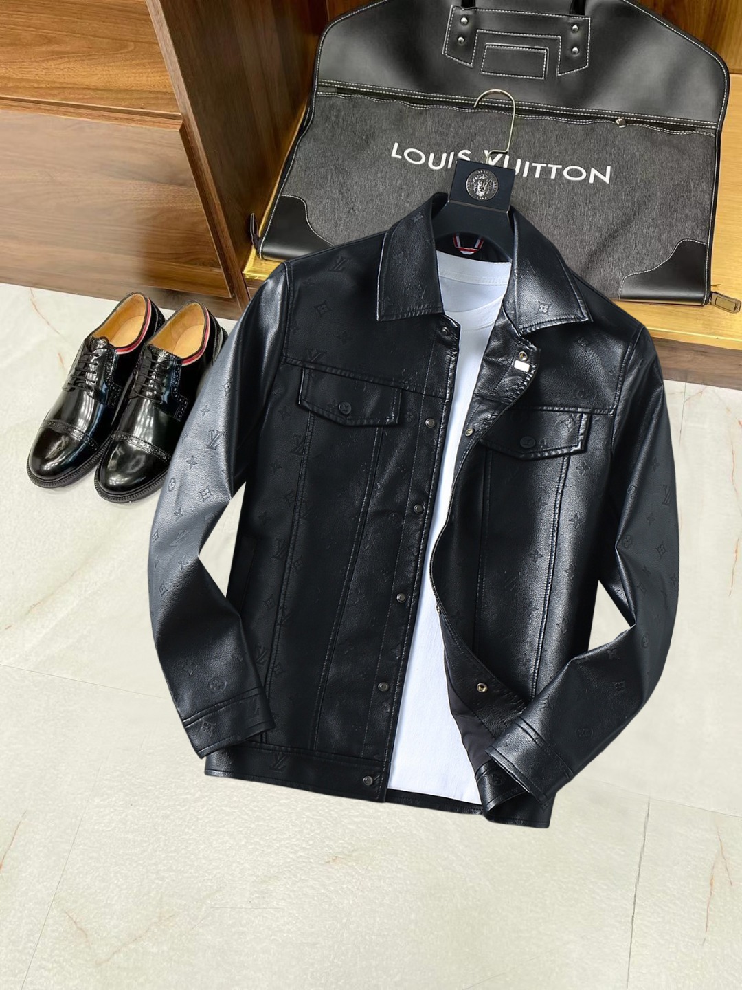 NO:572460,LV 2025 autumn new jacket, the new product on the show is in perfect condition, comfortable and warm, complete with three labels, full and attractive color, very outstanding design, easily upgrades the fashion sense, extremely sophisticated workmanship, neat and meticulous wiring!  A masterpiece from a famous designer!  The upper body does not look bloated and is super handsome!  Available size M ~ 3XL,,louis vuitton,jackets & coats,jackets & coats,alexander wang19860909Lv 2025秋季新款夹克外套,秀场新品品相非常完美,舒适保暖,三标齐全色泽饱满诱人,非常出彩的设计,轻松将时髦感进阶,做工极为考究严谨,走线工整细致！大牌设计师巨作！上身不显臃肿、超级帅气！现货码数M ～ 3XL,,louis vuitton,jackets & coats,jackets & coats,alexander wang,Men's clothing