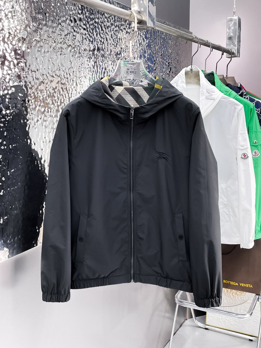 NO:573552,Burberry's 2025 new autumn jacket, the new product on the show is in perfect condition, comfortable and warm, complete with three colors, full and attractive color, very outstanding design, easily upgrades the fashion sense, extremely elegant and rigorous workmanship, neat and meticulous wiring!  A masterpiece from a famous designer!  The upper body does not look bloated and is super handsome!  Available size M ~ 3XL,,burberry,jackets & coats,jackets & coats,alexander wang19860909巴宝莉 2025秋季新款夹克外套,秀场新品品相非常完美,舒适保暖,三标齐全色泽饱满诱人,非常出彩的设计,轻松将时髦感进阶,做工极为考究严谨,走线工整细致！大牌设计师巨作！上身不显臃肿、超级帅气！现货码数M ～ 3XL,,burberry,jackets & coats,jackets & coats,alexander wang,Men's clothing