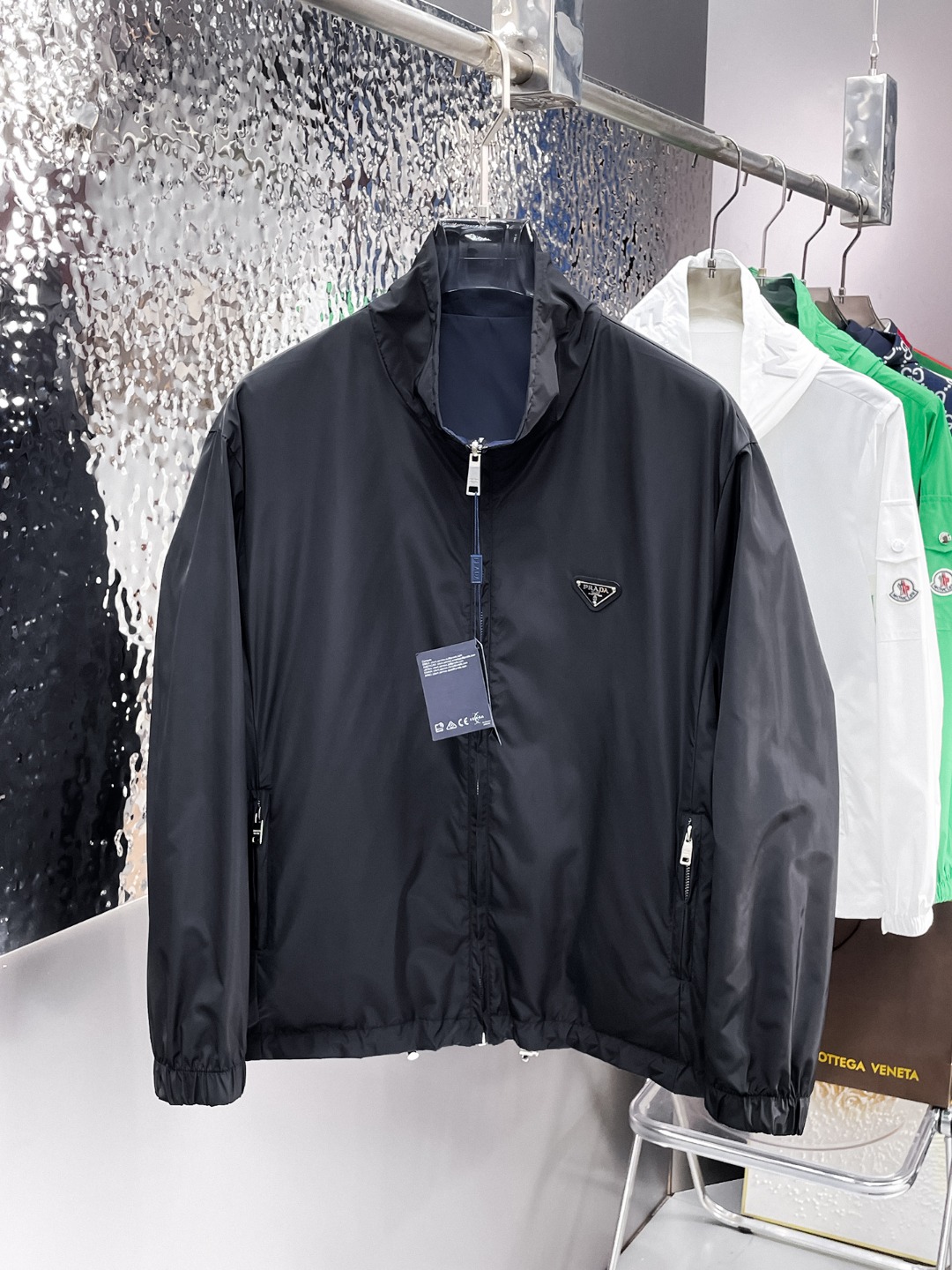 NO:573555,Prada 2025 new autumn jacket, the new product on the show is in perfect condition, comfortable and warm, complete with three colors, full and attractive color, very outstanding design, easily upgrades the fashion sense, extremely elegant and rigorous workmanship, neat and meticulous wiring!  A masterpiece from a famous designer!  The upper body does not look bloated and is super handsome!  Available size M ~ 3XL,,prada,jackets & coats,jackets & coats,alexander wang19860909普拉达 2025秋季新款夹克外套,秀场新品品相非常完美,舒适保暖,三标齐全色泽饱满诱人,非常出彩的设计,轻松将时髦感进阶,做工极为考究严谨,走线工整细致！大牌设计师巨作！上身不显臃肿、超级帅气！现货码数M ～ 3XL,,prada,jackets & coats,jackets & coats,alexander wang,Men's clothing