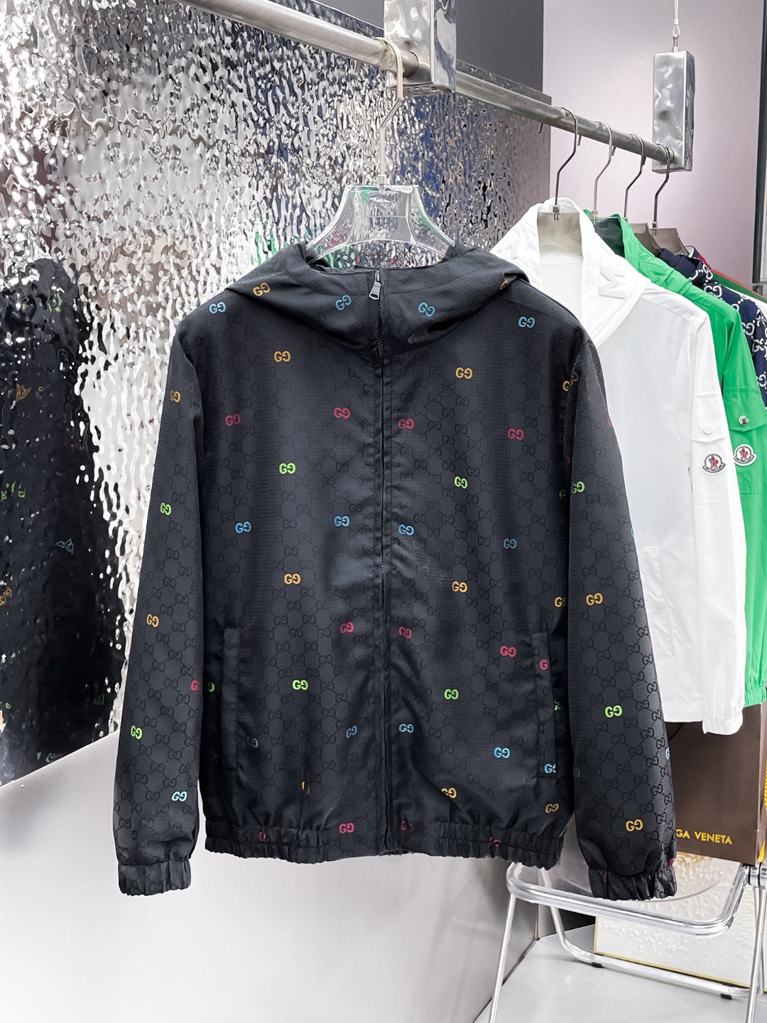 NO:573554,Gucci 2025 new autumn jacket, the new product on the show is in perfect condition, comfortable and warm, complete with three colors, full and attractive color, very outstanding design, easily upgrades the fashion sense, extremely elegant and rigorous workmanship, neat and meticulous wiring!  A masterpiece from a famous designer!  The upper body does not look bloated and is super handsome!  Available size M ~ 3XL,,jackets & coats,jackets & coats,alexander wang19860909古奇 2025秋季新款夹克外套,秀场新品品相非常完美,舒适保暖,三标齐全色泽饱满诱人,非常出彩的设计,轻松将时髦感进阶,做工极为考究严谨,走线工整细致！大牌设计师巨作！上身不显臃肿、超级帅气！现货码数M ～ 3XL,,jackets & coats,jackets & coats,alexander wang,Men's clothing