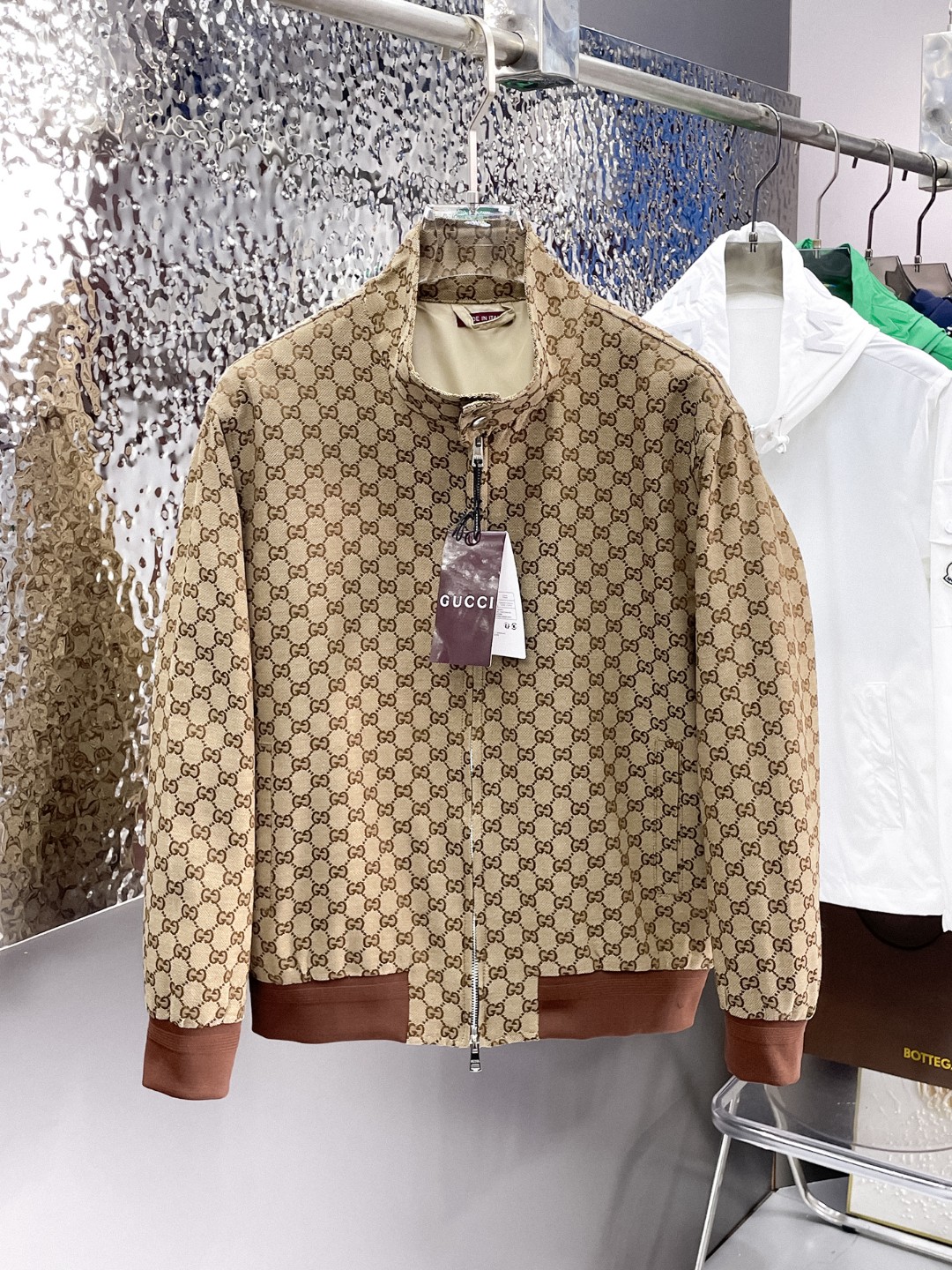 NO:573557,Gucci 2025 new autumn jacket, the new product on the show is in perfect condition, comfortable and warm, complete with three colors, full and attractive color, very outstanding design, easily upgrades the fashion sense, extremely elegant and rigorous workmanship, neat and meticulous wiring!  A masterpiece from a famous designer!  The upper body does not look bloated and is super handsome!  Available size M ~ 3XL,,jackets & coats,jackets & coats,alexander wang19860909古奇 2025秋季新款夹克外套,秀场新品品相非常完美,舒适保暖,三标齐全色泽饱满诱人,非常出彩的设计,轻松将时髦感进阶,做工极为考究严谨,走线工整细致！大牌设计师巨作！上身不显臃肿、超级帅气！现货码数M ～ 3XL,,jackets & coats,jackets & coats,alexander wang,Men's clothing