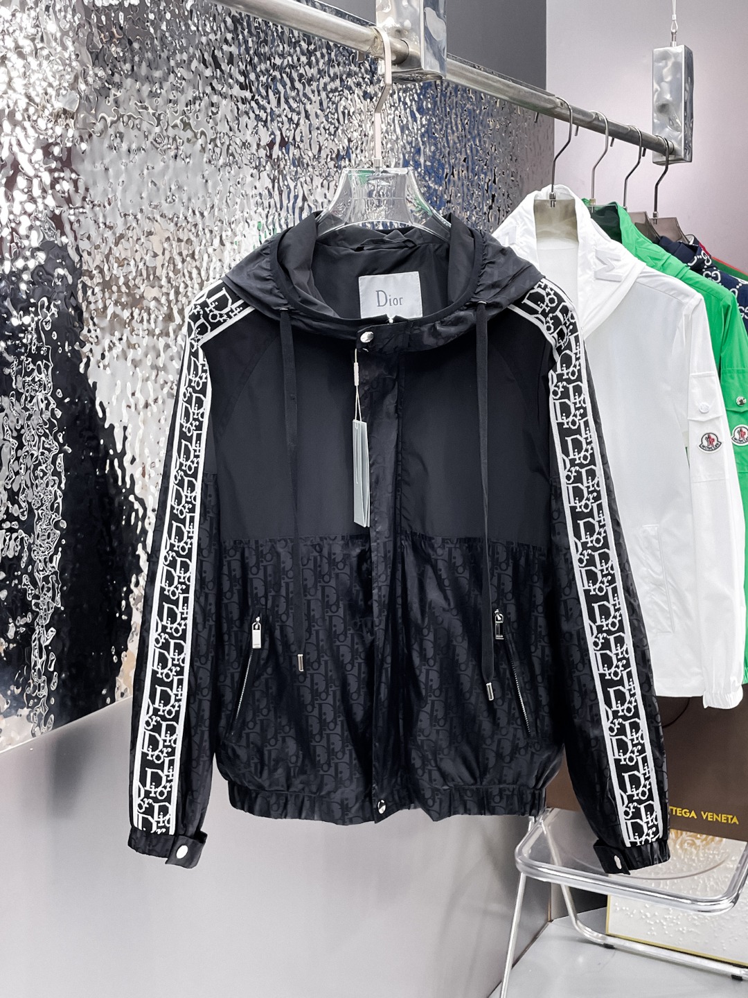 NO:573559,Dior's 2025 new autumn jacket, the new product on the show is in perfect condition, comfortable and warm, complete with three labels, full and attractive colors, very outstanding design, easily upgrades the fashion sense, extremely elegant and rigorous workmanship, neat and meticulous wiring!  A masterpiece from a famous designer!  The upper body does not look bloated and is super handsome!  Available size M ~ 3XL,,dior,jackets & coats,jackets & coats,alexander wang19860909迪奥 2025秋季新款夹克外套,秀场新品品相非常完美,舒适保暖,三标齐全色泽饱满诱人,非常出彩的设计,轻松将时髦感进阶,做工极为考究严谨,走线工整细致！大牌设计师巨作！上身不显臃肿、超级帅气！现货码数M ～ 3XL,,dior,jackets & coats,jackets & coats,alexander wang,Men's clothing