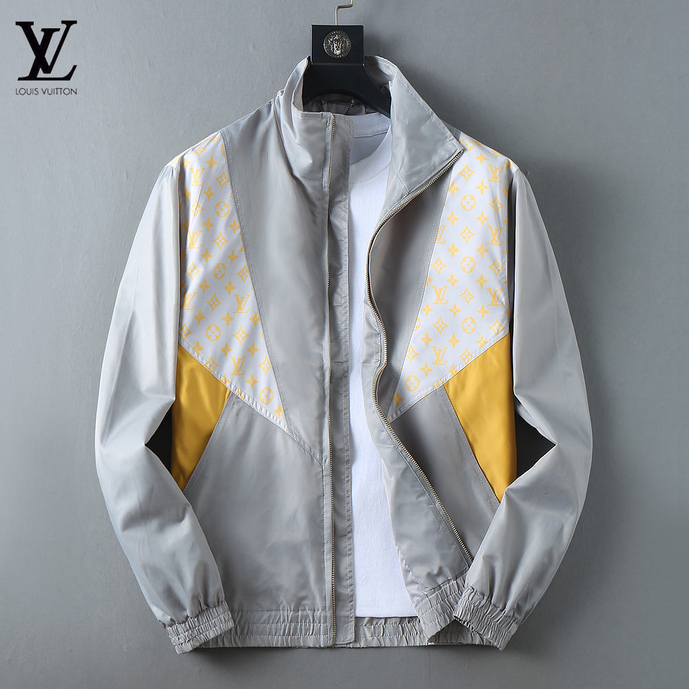 NO:647332,LV 2025 autumn new jacket, the new product on the show is in perfect condition, comfortable and warm, complete with three labels, full and attractive color, very outstanding design, easily upgrades the fashion sense, extremely sophisticated workmanship, neat and meticulous wiring!  A masterpiece from a famous designer!  The upper body does not look bloated and is super handsome!  Available size M ~ 3XL,,louis vuitton,jackets & coats,jackets & coats,alexander wang19860909Lv 2025秋季新款夹克外套,秀场新品品相非常完美,舒适保暖,三标齐全色泽饱满诱人,非常出彩的设计,轻松将时髦感进阶,做工极为考究严谨,走线工整细致！大牌设计师巨作！上身不显臃肿、超级帅气！现货码数M ～ 3XL,,louis vuitton,jackets & coats,jackets & coats,alexander wang,Men's clothing