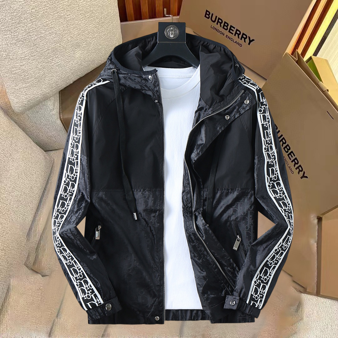 NO:731132,Support replacement after the year!  Dior's 2025 new autumn jacket, the new product on the show is in perfect condition, comfortable and warm, complete with three labels, full and attractive colors, very outstanding design, easily upgrades the fashion sense, extremely elegant and rigorous workmanship, neat and meticulous wiring!  A masterpiece from a famous designer!  The upper body does not look bloated and is super handsome!  Available sizes M ~ 3XL,,dior,jackets & coats,jackets & coats,19860909支持年后退换！ 迪奥 2025秋季新款夹克外套,秀场新品品相非常完美,舒适保暖,三标齐全色泽饱满诱人,非常出彩的设计,轻松将时髦感进阶,做工极为考究严谨,走线工整细致！大牌设计师巨作！上身不显臃肿、超级帅气！现货码数M ～ 3XL,,dior,jackets & coats,jackets & coats,,Men's clothing