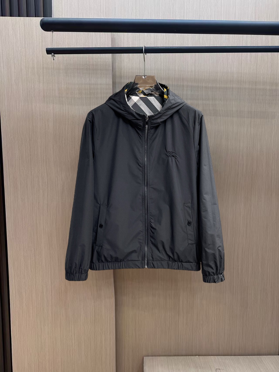 NO:735814,Burberry 2026 spring new jacket, the new product on the show is in perfect condition, comfortable and warm, complete with three colors, full and attractive color, very outstanding design, easily upgrades the fashion sense, extremely elegant and rigorous workmanship, neat and meticulous wiring!  A masterpiece from a famous designer!  The upper body does not look bloated and is super handsome!  Available size M ~ XXXL,,burberry,jackets & coats,jackets & coats,19860909巴宝莉 2026春季新款夹克外套,秀场新品品相非常完美,舒适保暖,三标齐全色泽饱满诱人,非常出彩的设计,轻松将时髦感进阶,做工极为考究严谨,走线工整细致！大牌设计师巨作！上身不显臃肿、超级帅气！现货码数M ～ XXXL,,burberry,jackets & coats,jackets & coats,,Men's clothing