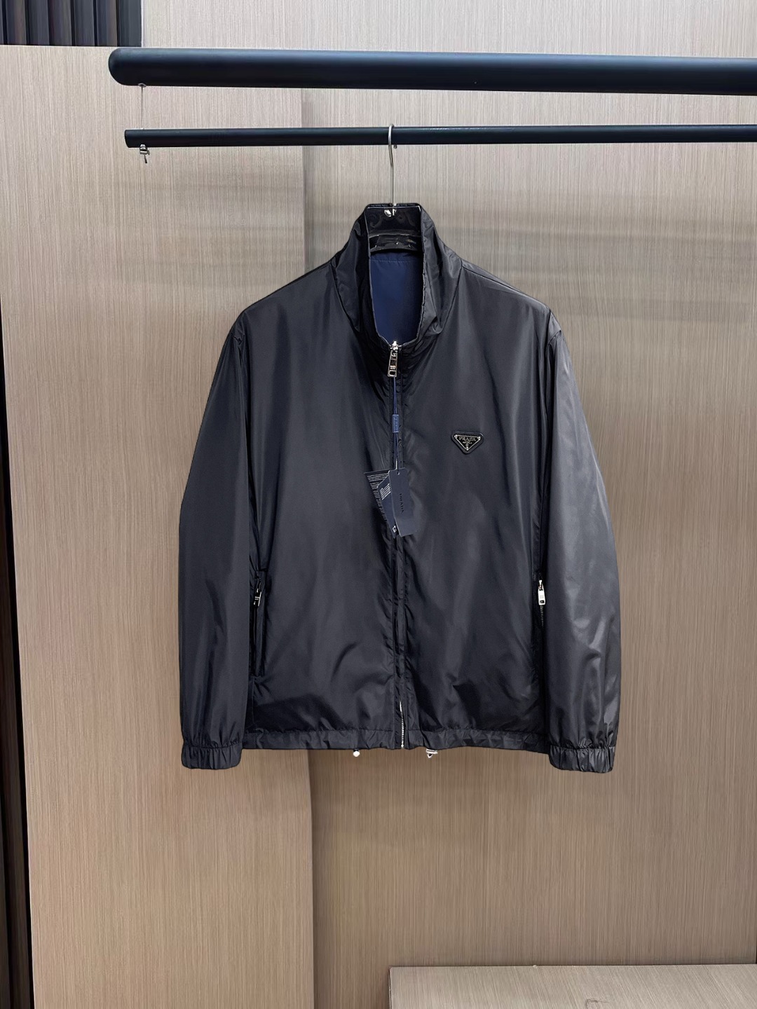 NO:735817,Prada 2026 spring new jacket, the new product on the show is in perfect condition, comfortable and warm, complete with three labels, full and attractive color, very outstanding design, easily upgrades the fashion sense, extremely sophisticated and rigorous workmanship, neat and meticulous wiring!  A masterpiece from a famous designer!  The upper body does not look bloated and is super handsome!  Available sizes M ~ XXXL,,prada,jackets & coats,jackets & coats,19860909普拉达 2026春季新款夹克外套,秀场新品品相非常完美,舒适保暖,三标齐全色泽饱满诱人,非常出彩的设计,轻松将时髦感进阶,做工极为考究严谨,走线工整细致！大牌设计师巨作！上身不显臃肿、超级帅气！现货码数M ～ XXXL,,prada,jackets & coats,jackets & coats,,Men's clothing