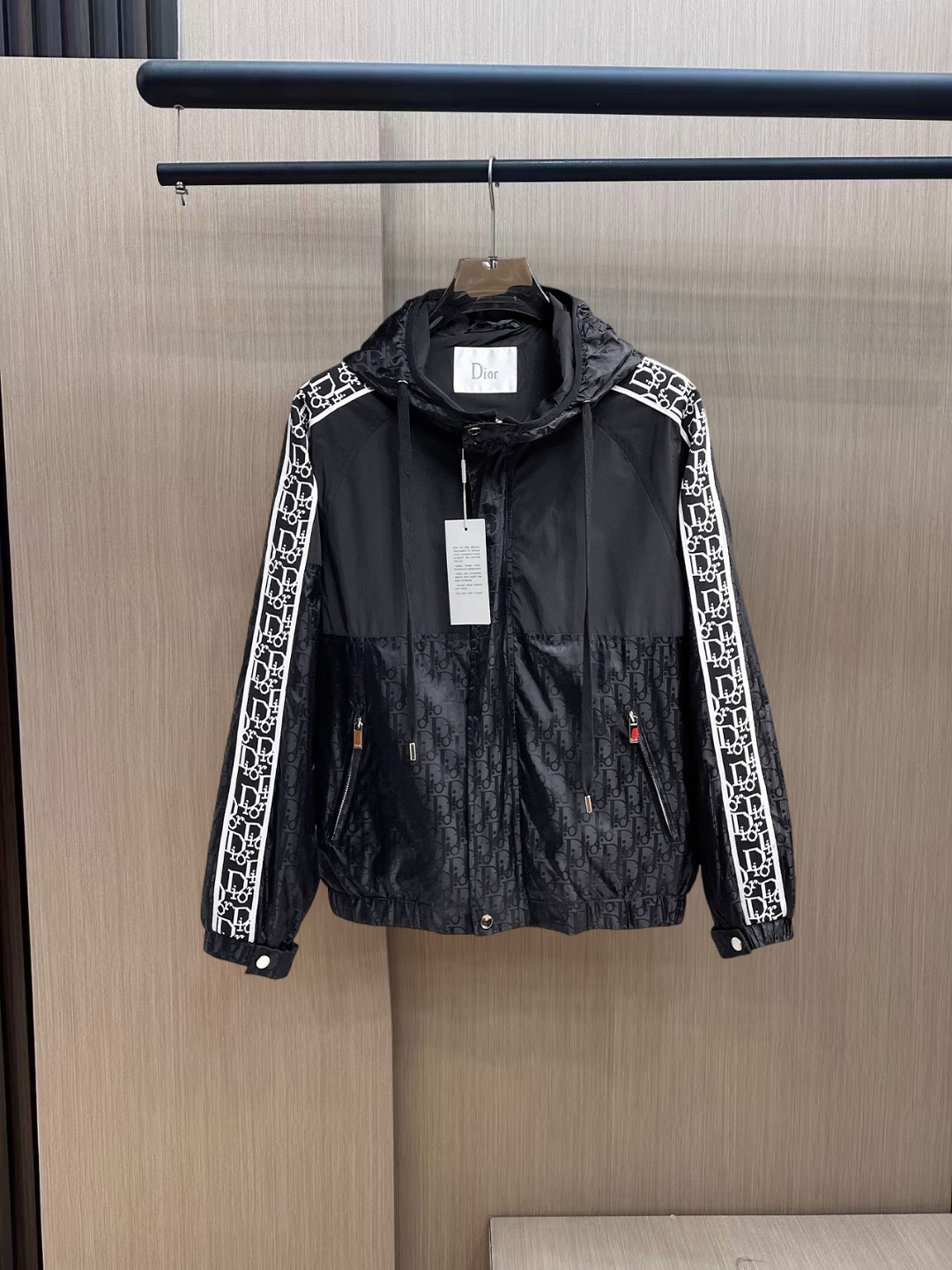 NO:735825,Dior's 2026 spring new jacket, the new product on the show is in perfect condition, comfortable and warm, complete with three labels, full of attractive colors, very outstanding design, easily upgrades the fashion sense, extremely elegant and rigorous workmanship, neat and meticulous wiring!  A masterpiece from a famous designer!  The upper body does not look bloated and is super handsome!  Available sizes M ~ XXXL,,dior,jackets & coats,jackets & coats,19860909迪奥2026春季新款夹克外套,秀场新品品相非常完美,舒适保暖,三标齐全色泽饱满诱人,非常出彩的设计,轻松将时髦感进阶,做工极为考究严谨,走线工整细致！大牌设计师巨作！上身不显臃肿、超级帅气！现货码数M ～ XXXL,,dior,jackets & coats,jackets & coats,,Men's clothing