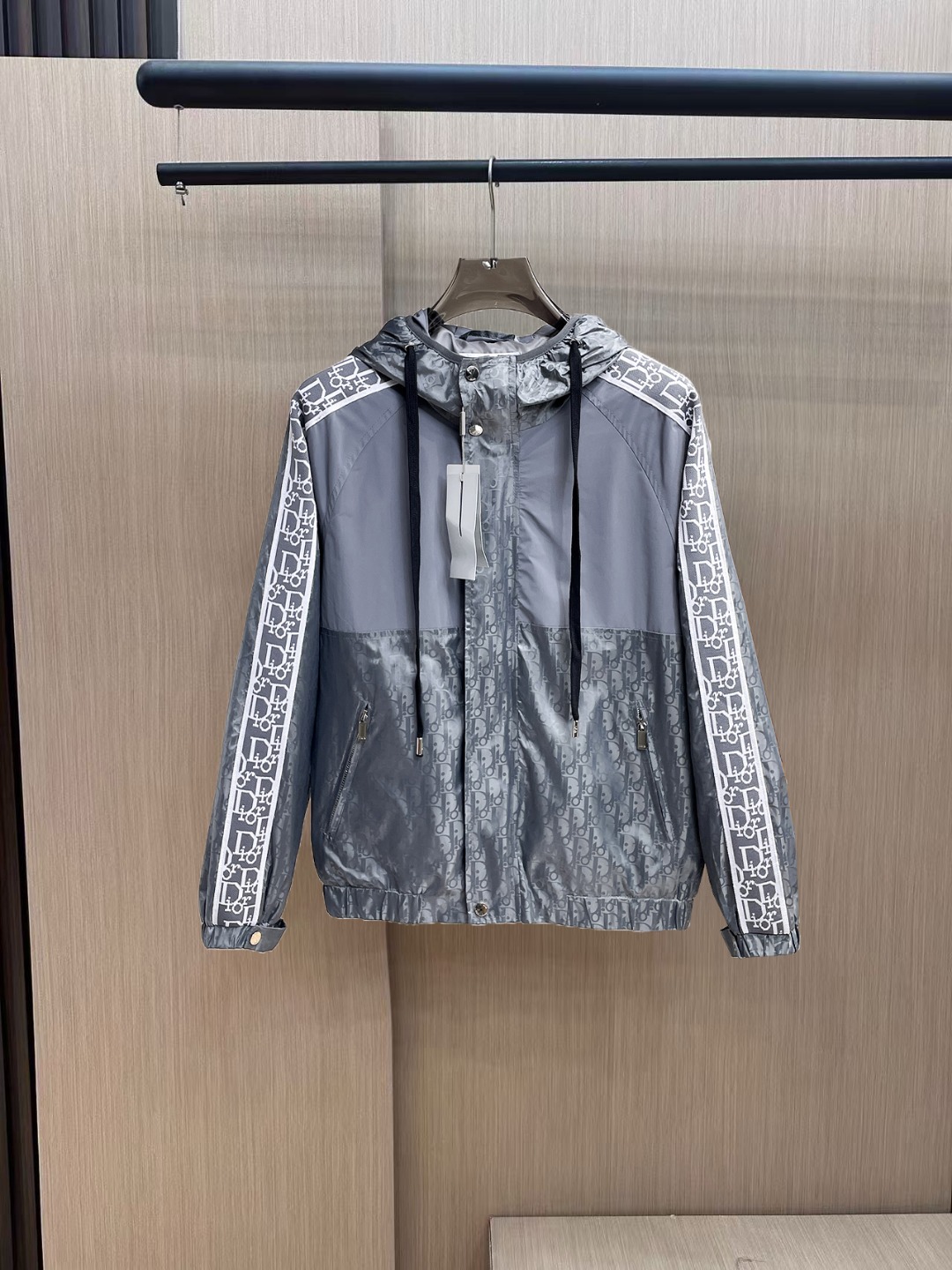 NO:735829,Dior's 2026 new spring jacket, the new product on the show is in perfect condition, comfortable and warm, complete with three labels, full of attractive colors, very outstanding design, easily upgrades the fashion sense, extremely elegant and rigorous workmanship, neat and meticulous wiring!  A masterpiece from a famous designer!  The upper body does not look bloated and is super handsome!  Available sizes M ~ XXXL,,dior,jackets & coats,jackets & coats,19860909迪奥 2026春季新款夹克外套,秀场新品品相非常完美,舒适保暖,三标齐全色泽饱满诱人,非常出彩的设计,轻松将时髦感进阶,做工极为考究严谨,走线工整细致！大牌设计师巨作！上身不显臃肿、超级帅气！现货码数M ～ XXXL,,dior,jackets & coats,jackets & coats,,Men's clothing