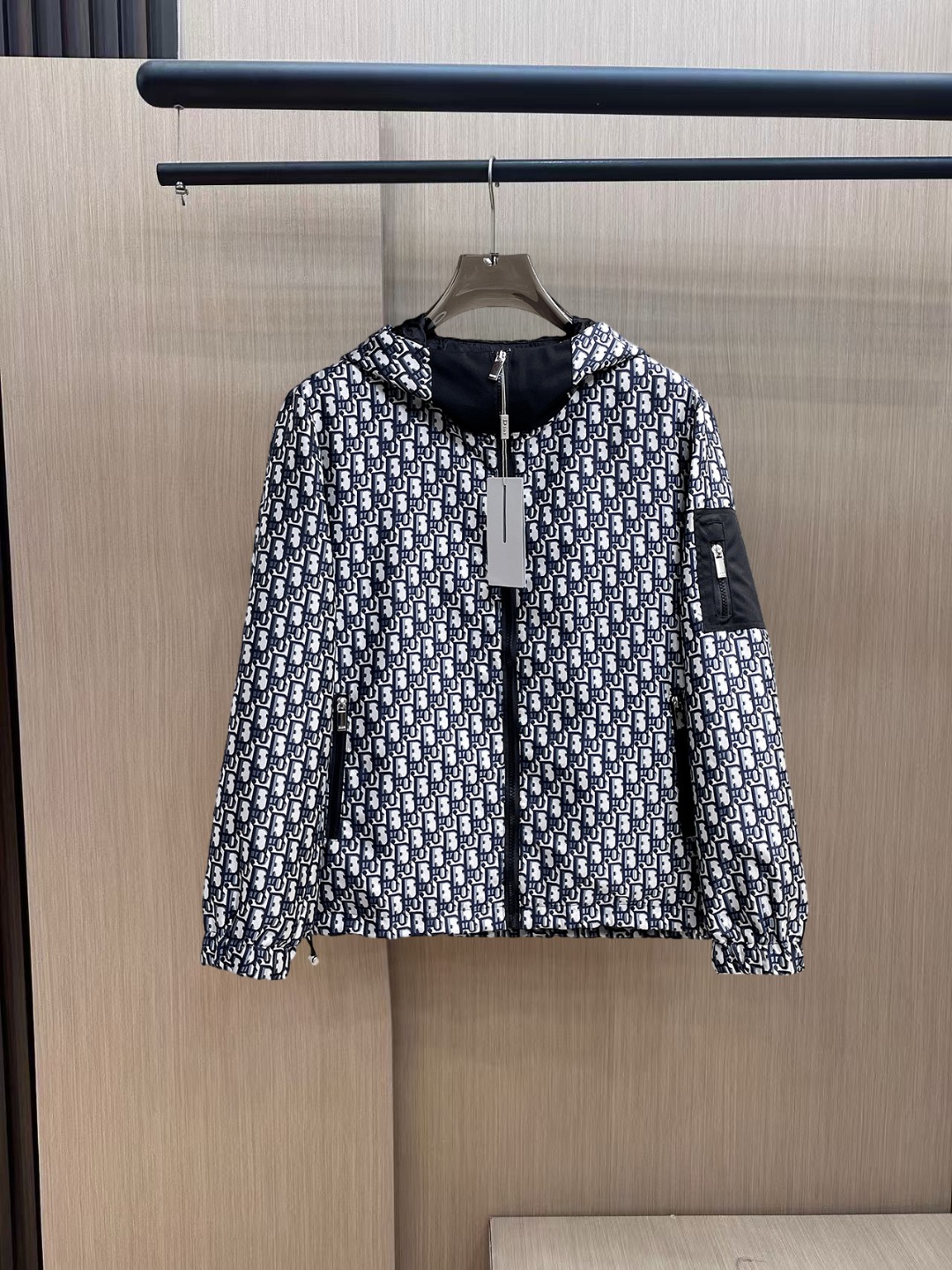 NO:735836,Dior's 2026 new spring jacket, the new product on the show is in perfect condition, comfortable and warm, complete with three labels, full of attractive colors, very outstanding design, easily upgrades the fashion sense, extremely elegant and rigorous workmanship, neat and meticulous wiring!  A masterpiece from a famous designer!  The upper body does not look bloated and is super handsome!  Available sizes M ~ XXXL,,dior,jackets & coats,jackets & coats,19860909迪奥 2026春季新款夹克外套,秀场新品品相非常完美,舒适保暖,三标齐全色泽饱满诱人,非常出彩的设计,轻松将时髦感进阶,做工极为考究严谨,走线工整细致！大牌设计师巨作！上身不显臃肿、超级帅气！现货码数M ～ XXXL,,dior,jackets & coats,jackets & coats,,Men's clothing