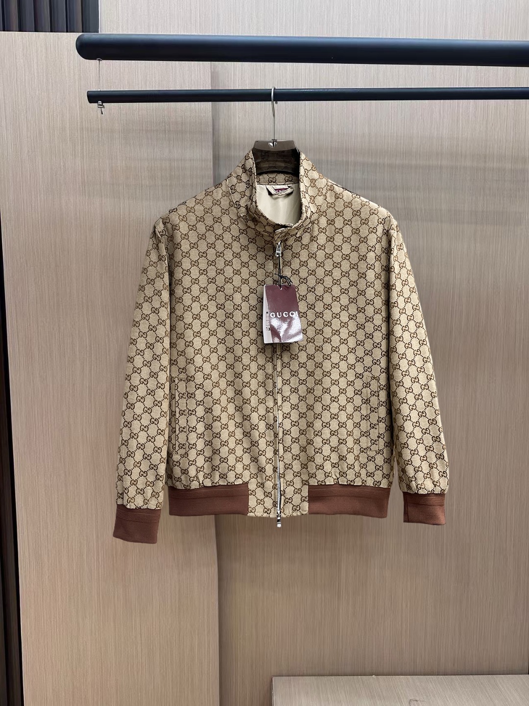 NO:735831,Gucci 2026 spring new jacket, the new product on the show is in perfect condition, comfortable and warm, complete with three labels, full and attractive color, very outstanding design, easily upgrades the fashion sense, extremely elegant and rigorous workmanship, neat and meticulous wiring!  A masterpiece from a famous designer!  The upper body does not look bloated and is super handsome!  Available sizes M ~ XXXL,,jackets & coats,jackets & coats,19860909古奇 2026春季新款夹克外套,秀场新品品相非常完美,舒适保暖,三标齐全色泽饱满诱人,非常出彩的设计,轻松将时髦感进阶,做工极为考究严谨,走线工整细致！大牌设计师巨作！上身不显臃肿、超级帅气！现货码数M ～ XXXL,,jackets & coats,jackets & coats,,Men's clothing