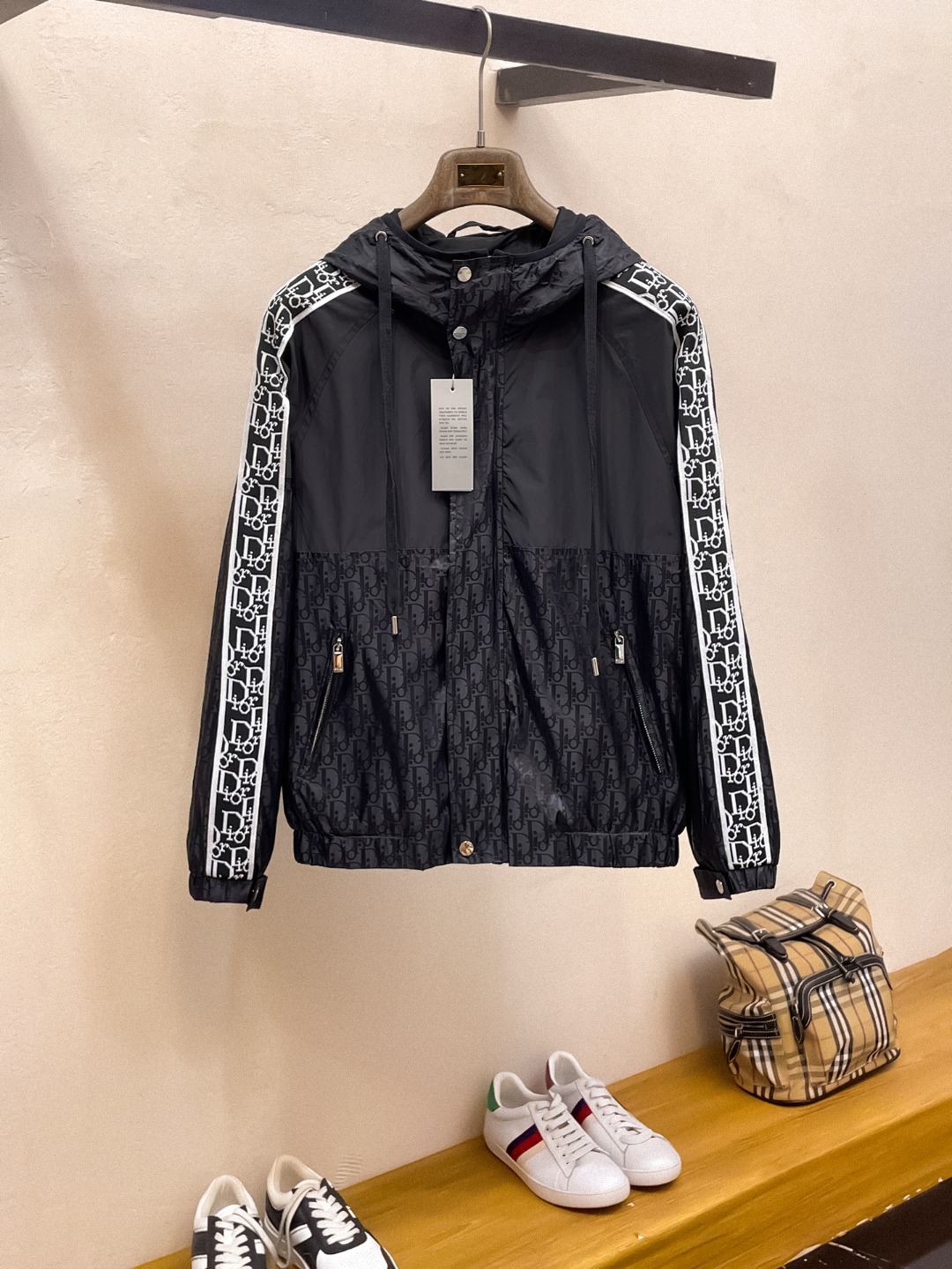 NO:744634,Dior's new 2025 early autumn jacket, the new product on the show is in perfect condition, comfortable and warm, complete with three labels, full of attractive colors, very outstanding design, easily upgrades the sense of fashion, extremely elegant and rigorous workmanship, neat and meticulous wiring!  A masterpiece from a famous designer!  The upper body does not look bloated and is super handsome!  Available sizes M ~ XXXL,,dior,jackets & coats,jackets & coats,19860909迪奥 2025初秋新款夹克外套,秀场新品品相非常完美,舒适保暖,三标齐全色泽饱满诱人,非常出彩的设计,轻松将时髦感进阶,做工极为考究严谨,走线工整细致！大牌设计师巨作！上身不显臃肿、超级帅气！现货码数M ～ XXXL,,dior,jackets & coats,jackets & coats,,Men's clothing