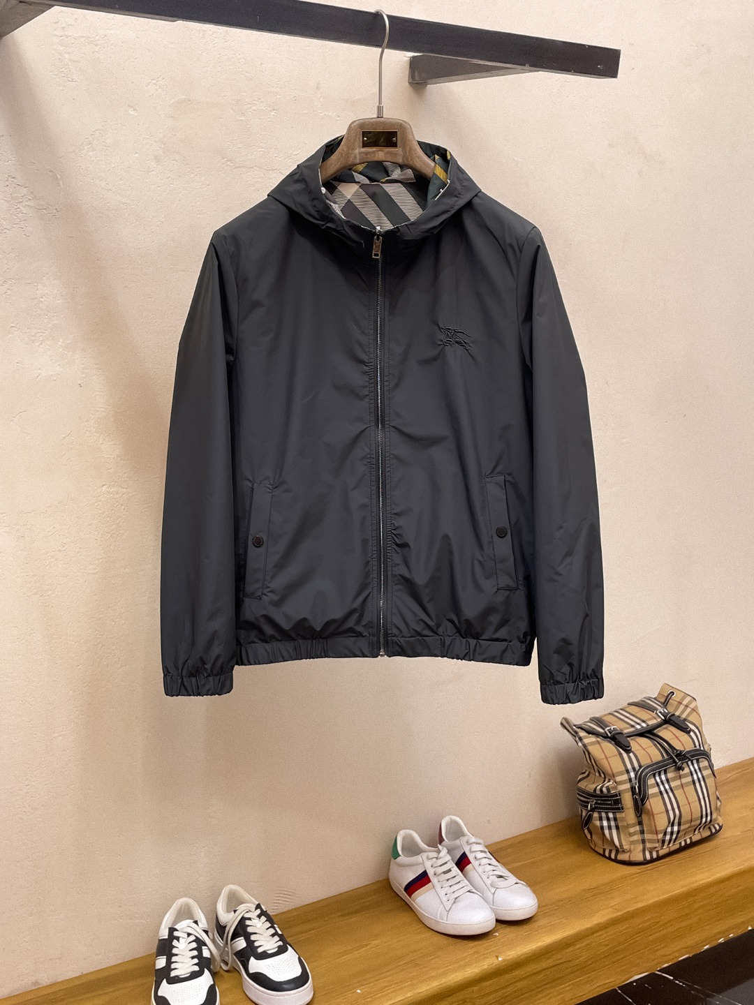 NO:744641,Burberry's new 2025 early autumn jacket, the new product on the show is in perfect condition, comfortable and warm, complete with three colors, full and attractive color, very outstanding design, easily upgrades the sense of fashion, the workmanship is extremely sophisticated and rigorous, and the wiring is neat and meticulous!  A masterpiece from a famous designer!  The upper body does not look bloated and is super handsome!  Available size M ~ XXXL,,burberry,jackets & coats,jackets & coats,19860909巴宝莉 2025初秋新款夹克外套,秀场新品品相非常完美,舒适保暖,三标齐全色泽饱满诱人,非常出彩的设计,轻松将时髦感进阶,做工极为考究严谨,走线工整细致！大牌设计师巨作！上身不显臃肿、超级帅气！现货码数M ～ XXXL,,burberry,jackets & coats,jackets & coats,,Men's clothing