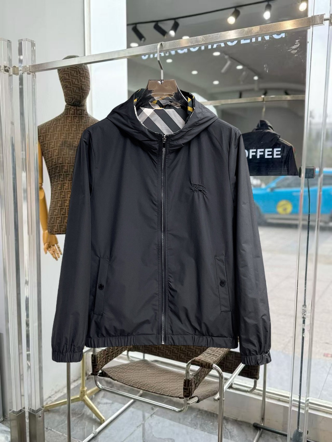 NO:649684,Burberry's 2025 new autumn jacket, the new product on the show is in perfect condition, comfortable and warm, complete with three colors, full and attractive color, very outstanding design, easily upgrades the fashion sense, extremely elegant and rigorous workmanship, neat and meticulous wiring!  A masterpiece from a famous designer!  The upper body does not look bloated and is super handsome!  Available size M ~ XXXL,,burberry,jackets & coats,jackets & coats,alexander wang19860909巴宝莉 2025秋季新款夹克外套,秀场新品品相非常完美,舒适保暖,三标齐全色泽饱满诱人,非常出彩的设计,轻松将时髦感进阶,做工极为考究严谨,走线工整细致！大牌设计师巨作！上身不显臃肿、超级帅气！现货码数M ～ XXXL,,burberry,jackets & coats,jackets & coats,alexander wang,Men's clothing