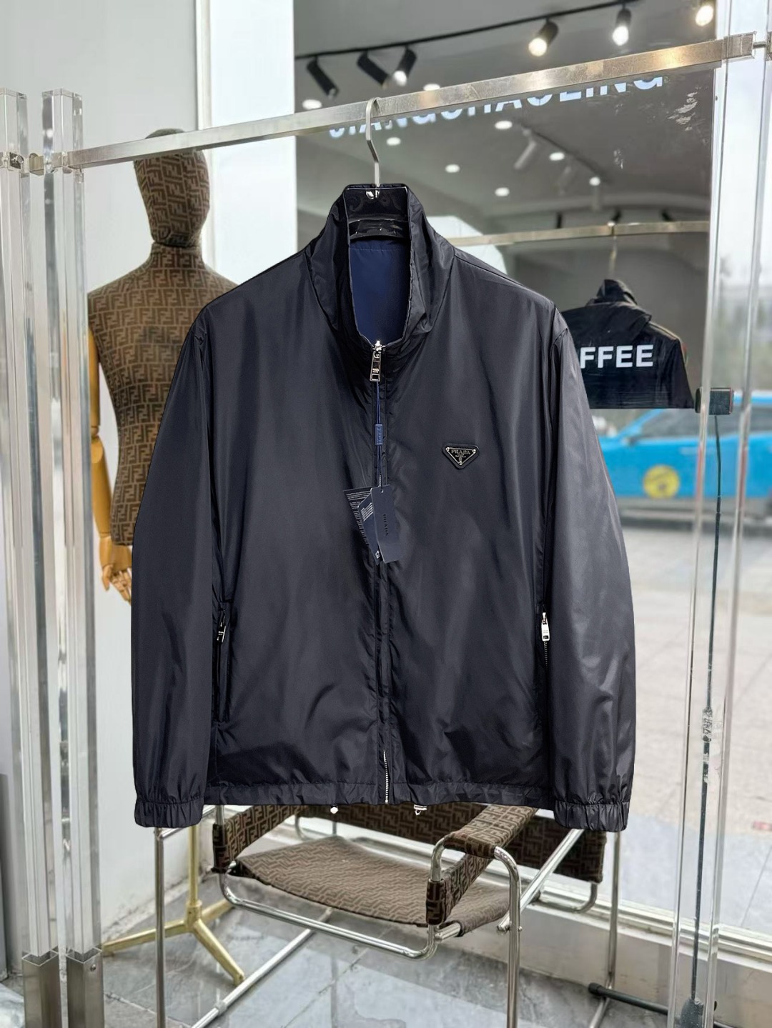 NO:649690,Prada 2025 new autumn jacket, the new product on the show is in perfect condition, comfortable and warm, complete with three colors, full and attractive color, very outstanding design, easily upgrades the fashion sense, extremely elegant and rigorous workmanship, neat and meticulous wiring!  A masterpiece from a famous designer!  The upper body does not look bloated and is super handsome!  Available sizes M ~ XXXL,,prada,jackets & coats,jackets & coats,alexander wang19860909普拉达 2025秋季新款夹克外套,秀场新品品相非常完美,舒适保暖,三标齐全色泽饱满诱人,非常出彩的设计,轻松将时髦感进阶,做工极为考究严谨,走线工整细致！大牌设计师巨作！上身不显臃肿、超级帅气！现货码数M ～ XXXL,,prada,jackets & coats,jackets & coats,alexander wang,Men's clothing