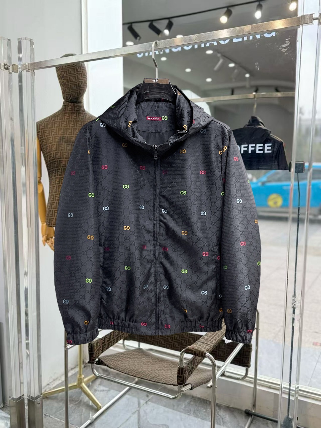 NO:649696,Gucci 2025 new autumn jacket, the new product on the show is in perfect condition, comfortable and warm, complete with three colors, full and attractive color, very outstanding design, easily upgrades the fashion sense, extremely elegant and rigorous workmanship, neat and meticulous wiring!  A masterpiece from a famous designer!  The upper body does not look bloated and is super handsome!  Available size M ~ XXXL,,jackets & coats,jackets & coats,alexander wang19860909古奇 2025秋季新款夹克外套,秀场新品品相非常完美,舒适保暖,三标齐全色泽饱满诱人,非常出彩的设计,轻松将时髦感进阶,做工极为考究严谨,走线工整细致！大牌设计师巨作！上身不显臃肿、超级帅气！现货码数M ～ XXXL,,jackets & coats,jackets & coats,alexander wang,Men's clothing