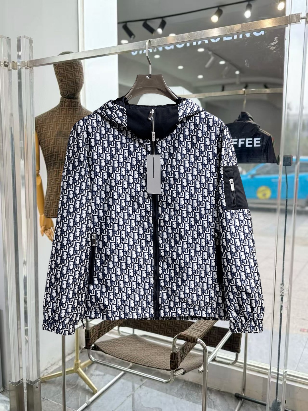 NO:649702,Dior's 2025 new autumn jacket, the new product on the show is in perfect condition, comfortable and warm, complete with three labels, full and attractive colors, very outstanding design, easily upgrades the fashion sense, extremely elegant and rigorous workmanship, neat and meticulous wiring!  A masterpiece from a famous designer!  The upper body does not look bloated and is super handsome!  Available sizes M ~ XXXL,,dior,jackets & coats,jackets & coats,alexander wang19860909迪奥 2025秋季新款夹克外套,秀场新品品相非常完美,舒适保暖,三标齐全色泽饱满诱人,非常出彩的设计,轻松将时髦感进阶,做工极为考究严谨,走线工整细致！大牌设计师巨作！上身不显臃肿、超级帅气！现货码数M ～ XXXL,,dior,jackets & coats,jackets & coats,alexander wang,Men's clothing