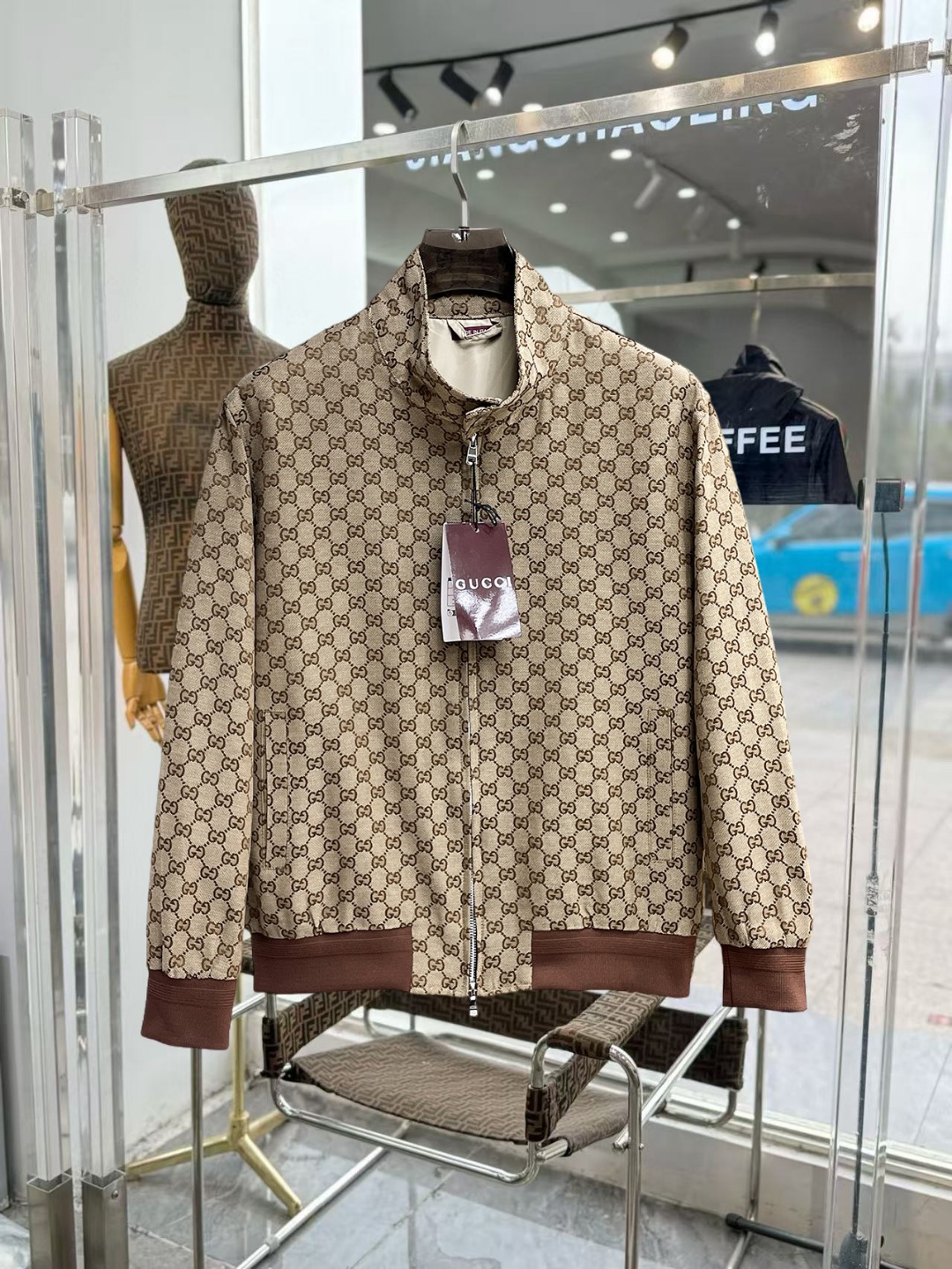 NO:649708,Gucci 2025 new autumn jacket, the new product on the show is in perfect condition, comfortable and warm, complete with three colors, full and attractive color, very outstanding design, easily upgrades the fashion sense, extremely elegant and rigorous workmanship, neat and meticulous wiring!  A masterpiece from a famous designer!  The upper body does not look bloated and is super handsome!  Available size M ~ XXXL,,jackets & coats,jackets & coats,alexander wang19860909古奇 2025秋季新款夹克外套,秀场新品品相非常完美,舒适保暖,三标齐全色泽饱满诱人,非常出彩的设计,轻松将时髦感进阶,做工极为考究严谨,走线工整细致！大牌设计师巨作！上身不显臃肿、超级帅气！现货码数M ～ XXXL,,jackets & coats,jackets & coats,alexander wang,Men's clothing