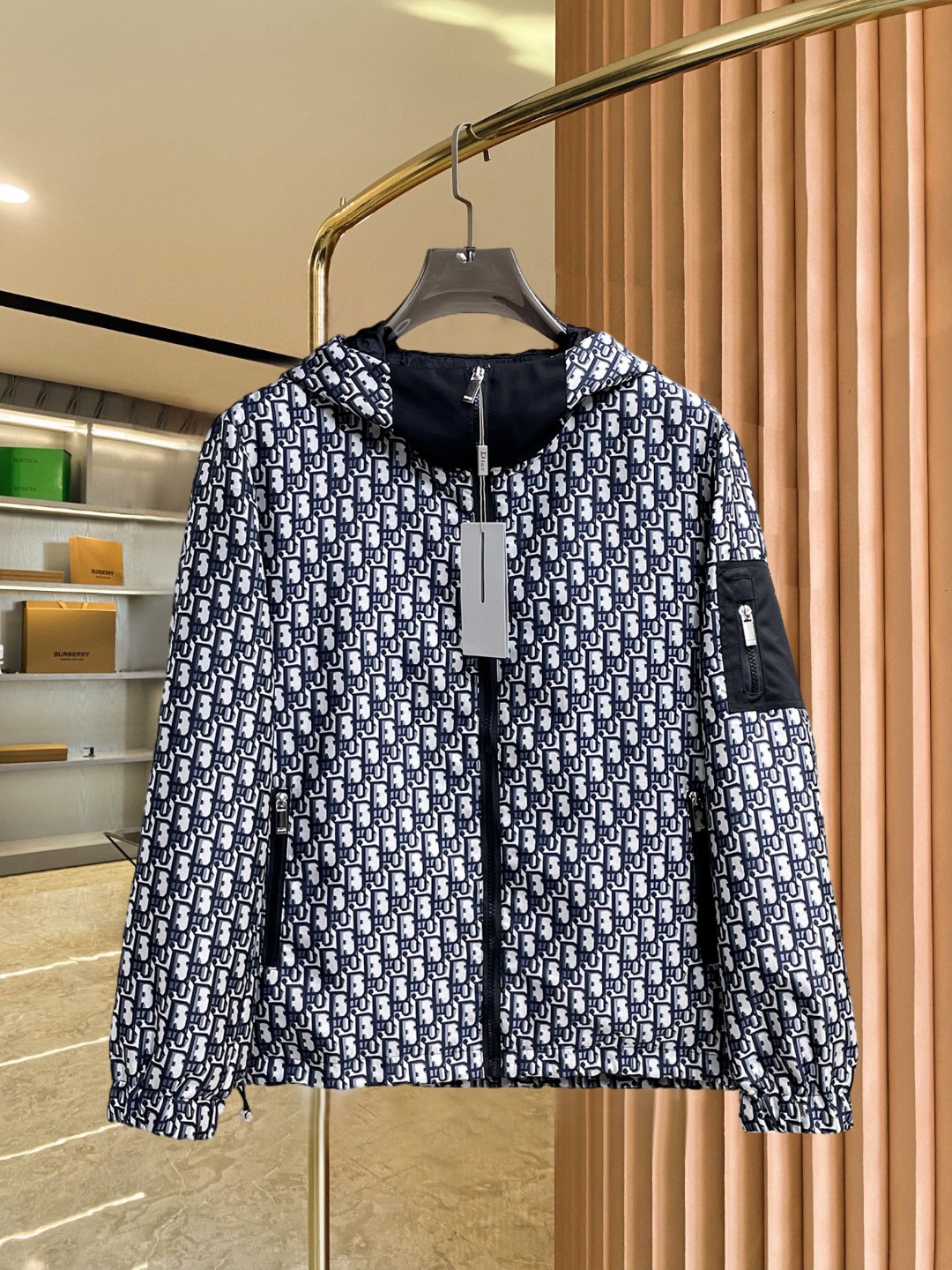 NO:690895,Dior 2025 new autumn jacket. Original 1:1 custom-made hardware accessories. All imported original customization. Welcome to compare at the counter. Super soft, super heavy fabric, perfect workmanship. Pay attention to the fabric and super comfortable. Exclusive model. Not available in the market. Same size for men and women, M to XXXL,, dior, jackets & coats,19860909迪奥 2025秋款新款夹克 原版1:1订制五金配件全进口原版定制 欢迎专柜对比 超柔软 超级重面料做工杠杠的版型完美 注意面料超舒服 独家款 非市场货 男女同款尺码M一XXXL,,dior,jackets & coats,,Men's clothing