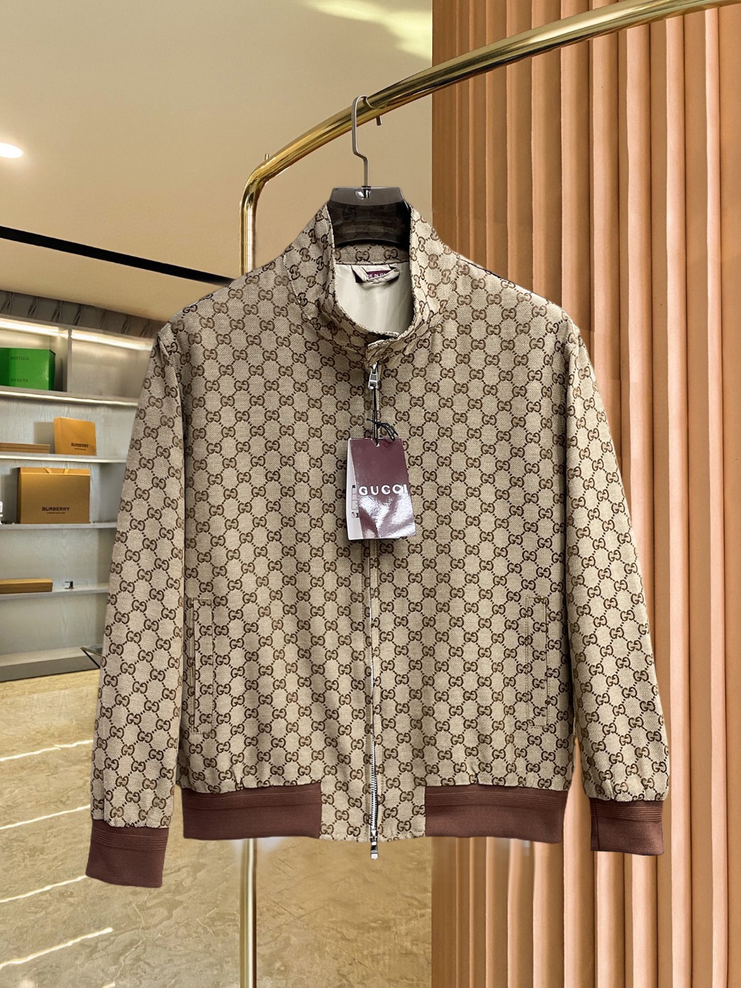 NO:690898,Gucci 2025 new autumn jacket. Original 1:1 customized hardware accessories, all imported and original customization. Welcome to compare at the counter. Super soft, super heavy fabric workmanship, perfect fit. Note that the fabric is super comfortable. Exclusive model. Not available in the market. Same size for men and women, M to XXXL,, jackets & coats,19860909古奇 2025秋款新款夹克 原版1:1订制五金配件全进口原版定制 欢迎专柜对比 超柔软 超级重面料做工杠杠的版型完美 注意面料超舒服 独家款 非市场货 男女同款尺码M一XXXL,,jackets & coats,,Men's clothing