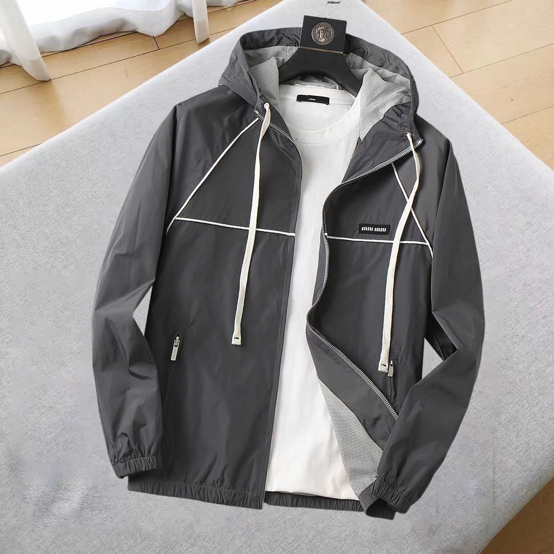 NO:685248,The same style as the official website of miumiu, complete with three labels, sold in advance. 2025ss new autumn men's jackets, high-end version with complete three labels of the original order. Custom-made fabrics at the counter. Highly breathable and comfortable, impeccable details, brand element design concept, reflecting high quality. Delicate and soft feel. Casual tailoring, excellent upper body shape. Size M～3XL, maximum wearing capacity is 195 catties.,,miumiu,jackets & coats,jackets & coats,19860909miumiu 官网同款,三标齐全,提前发售 2025ss秋季新款男士夹克外套,原单三标齐全高端版本 专柜定制面料 透气舒适度高,细节无可挑剔,品牌元素设计理念,体现高品质.手感细腻柔软 呈现休闲裁剪,上身版型超赞 码数M～3XL,最大穿195斤,,miumiu,jackets & coats,jackets & coats,,Men's clothing