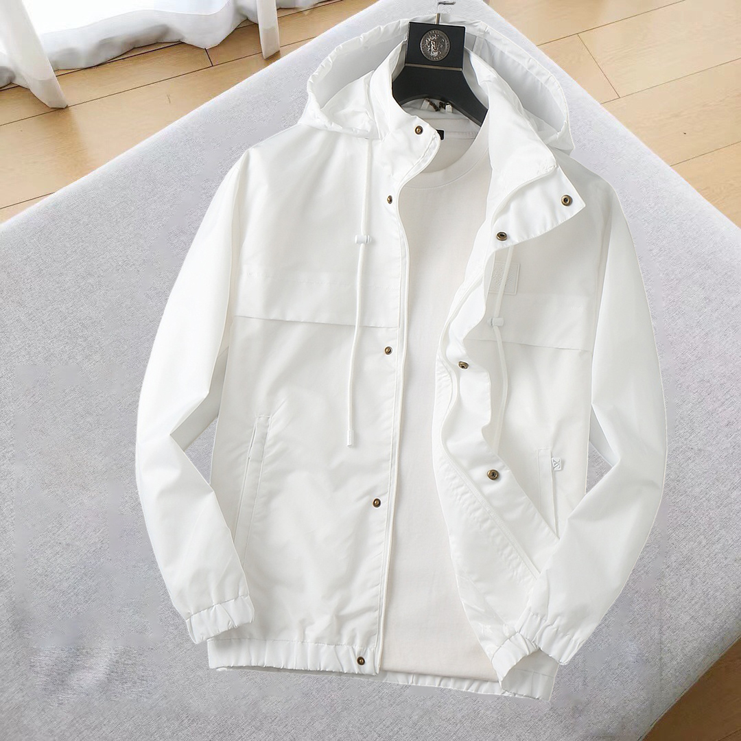NO:685258,The same style as the Lv official website, complete with three labels, sold in advance. 2025ss new men's jackets in autumn, high-end version with complete three labels of the original order. Custom-made fabrics at the counter. Highly breathable and comfortable, impeccable details, brand element design concept, reflecting high quality. Delicate and soft feel. Casual tailoring, excellent upper body shape. Size M～3XL, maximum wearing capacity is 195 catties. Louis vuitton, jackets & coats,jackets & coats,19860909Lv 官网同款,三标齐全,提前发售 2025ss秋季新款男士夹克外套,原单三标齐全高端版本 专柜定制面料 透气舒适度高,细节无可挑剔,品牌元素设计理念,体现高品质.手感细腻柔软 呈现休闲裁剪,上身版型超赞 码数M～3XL,最大穿195斤,,louis vuitton,jackets & coats,jackets & coats,,Men's clothing
