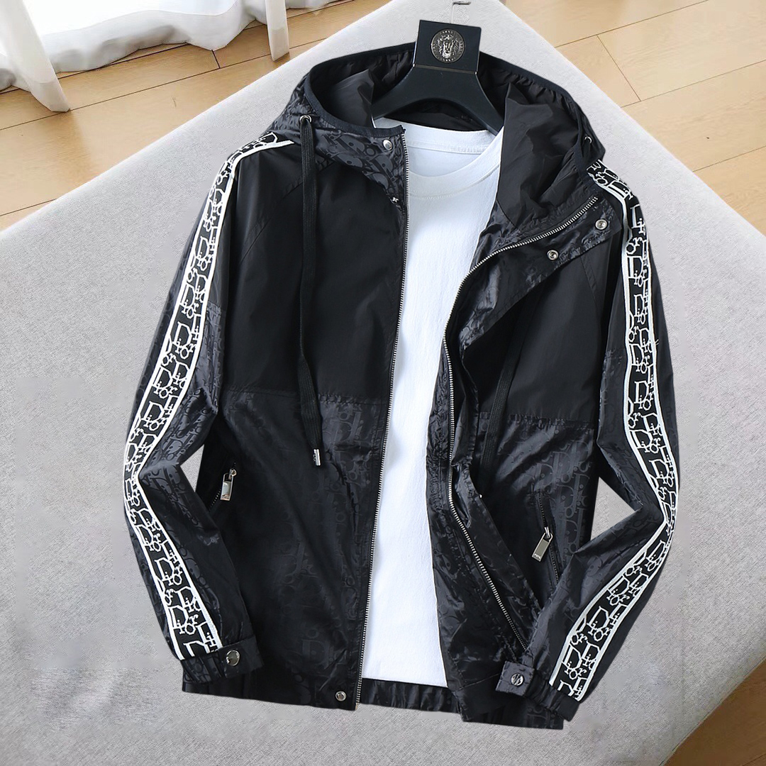 NO:685270,Same style as Dior's official website, complete with three labels, sold in advance. 2025ss new autumn men's jacket, high-end version with complete three labels of the original order. Custom-made fabrics at the counter. Highly breathable and comfortable, impeccable details, brand element design concept, reflecting high quality. Delicate and soft feel. Casual tailoring, excellent upper body size. Size M~3XL, maximum wear 195 catties, dior, jackets & coats, jackets & coats,19860909迪奥 官网同款,三标齐全,提前发售 2025ss秋季新款男士夹克外套,原单三标齐全高端版本 专柜定制面料 透气舒适度高,细节无可挑剔,品牌元素设计理念,体现高品质.手感细腻柔软 呈现休闲裁剪,上身版型超赞 码数M～3XL,最大穿195斤,,dior,jackets & coats,jackets & coats,,Men's clothing