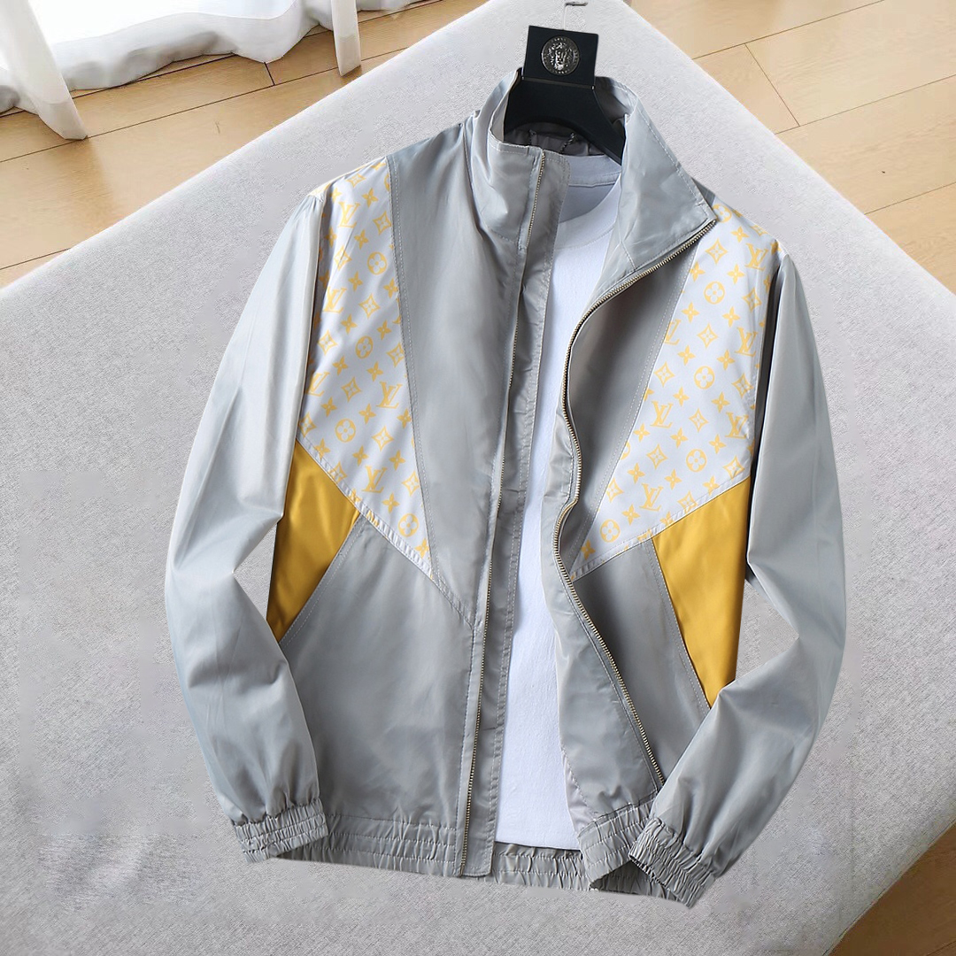 NO:685279,The same style as the Lv official website, complete with three labels, sold in advance. 2025ss new men's jackets in autumn, high-end version with complete three labels of the original order. Custom-made fabrics at the counter. Highly breathable and comfortable, impeccable details, brand element design concept, reflecting high quality. Delicate and soft feel. Casual tailoring, excellent upper body shape. Size M～3XL, maximum wearing capacity is 195 catties. Louis vuitton, jackets & coats,jackets & coats,19860909Lv 官网同款,三标齐全,提前发售 2025ss秋季新款男士夹克外套,原单三标齐全高端版本 专柜定制面料 透气舒适度高,细节无可挑剔,品牌元素设计理念,体现高品质.手感细腻柔软 呈现休闲裁剪,上身版型超赞 码数M～3XL,最大穿195斤,,louis vuitton,jackets & coats,jackets & coats,,Men's clothing