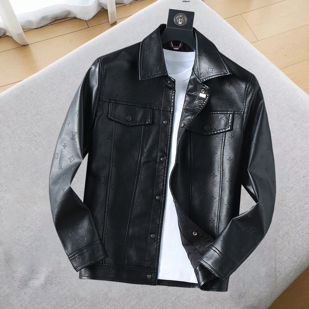 NO:685284,The same style as the LV official website, complete with three labels, sold in advance. 2025ss new autumn men's leather jackets, high-end version with complete three labels from the original order. Custom-made fabrics at the counter. Highly breathable and comfortable, impeccable details, brand element design concept, reflecting high quality. Delicate and soft feel. Casual tailoring, excellent upper body shape. Size M～3XL, maximum wearing capacity is 195 catties. Louis vuitton, jackets & coats, jackets & coats, leather  jacket,19860909LV 官网同款,三标齐全,提前发售 2025ss开秋新款男士皮衣夹克外套,原单三标齐全高端版本 专柜定制面料 透气舒适度高,细节无可挑剔,品牌元素设计理念,体现高品质.手感细腻柔软 呈现休闲裁剪,上身版型超赞 码数M～3XL,最大穿195斤,,louis vuitton,jackets & coats,jackets & coats,leather jacket,,Men's clothing