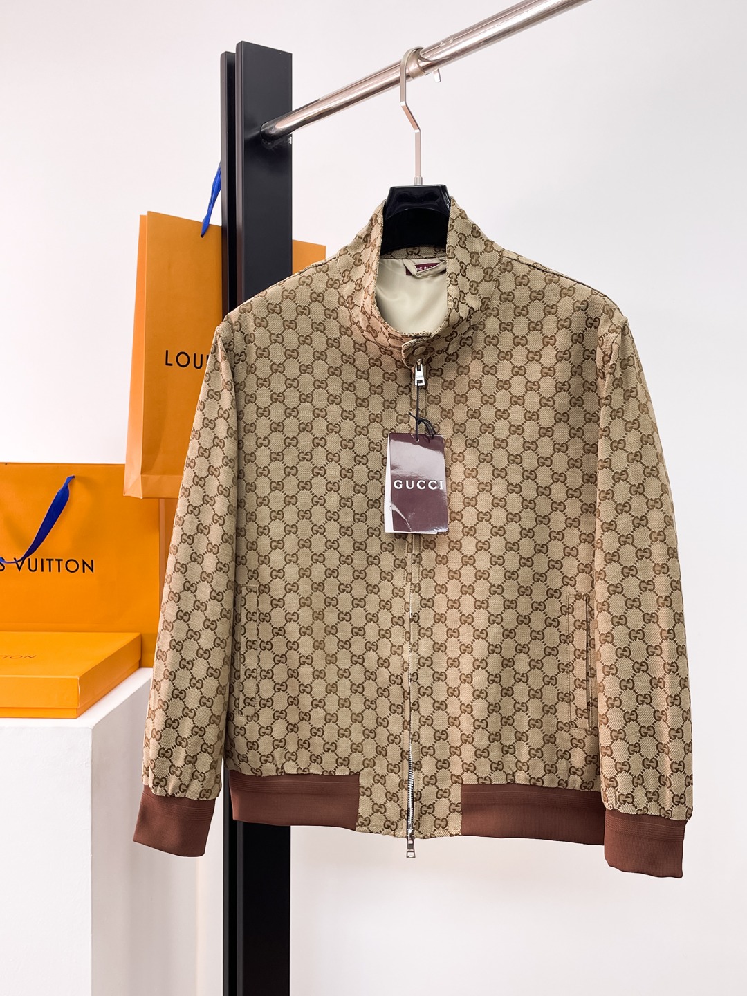 NO:654758,Gucci official website, same style, complete with three labels, on sale in advance. 2025ss new autumn men's jackets, original three labels, high-end version. Custom-made fabrics at the counter. Highly breathable and comfortable, impeccable details, brand element design concept, reflecting high quality. Delicate and soft feel. Casual tailoring, excellent upper body size. Size M~3XL, maximum wear 195 catties,,jackets & coats,jackets & coats,alexander wang19860909古奇 官网同款,三标齐全,提前发售 2025ss秋季新款男士夹克外套,原单三标齐全高端版本 专柜定制面料 透气舒适度高,细节无可挑剔,品牌元素设计理念,体现高品质.手感细腻柔软 呈现休闲裁剪,上身版型超赞 码数M～3XL,最大穿195斤,,jackets & coats,jackets & coats,alexander wang,Men's clothing