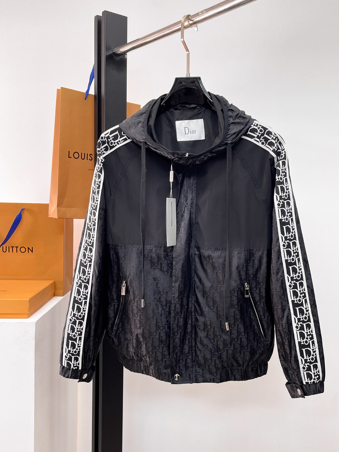 NO:654763,Same style as Dior's official website, complete with three labels, on sale in advance. 2025ss new men's jacket in autumn, high-end version with complete three labels of the original order. Custom-made fabrics at the counter. Highly breathable and comfortable, impeccable details, brand element design concept, reflecting high quality. Delicate and soft feel. Casual tailoring, excellent upper body shape. Size M～3XL, maximum wearing capacity is 195 catties., dior, jackets & coats, jackets & coats, alexander wang19860909迪奥 官网同款,三标齐全,提前发售 2025ss秋季新款男士夹克外套,原单三标齐全高端版本 专柜定制面料 透气舒适度高,细节无可挑剔,品牌元素设计理念,体现高品质.手感细腻柔软 呈现休闲裁剪,上身版型超赞 码数M～3XL,最大穿195斤,,dior,jackets & coats,jackets & coats,alexander wang,Men's clothing