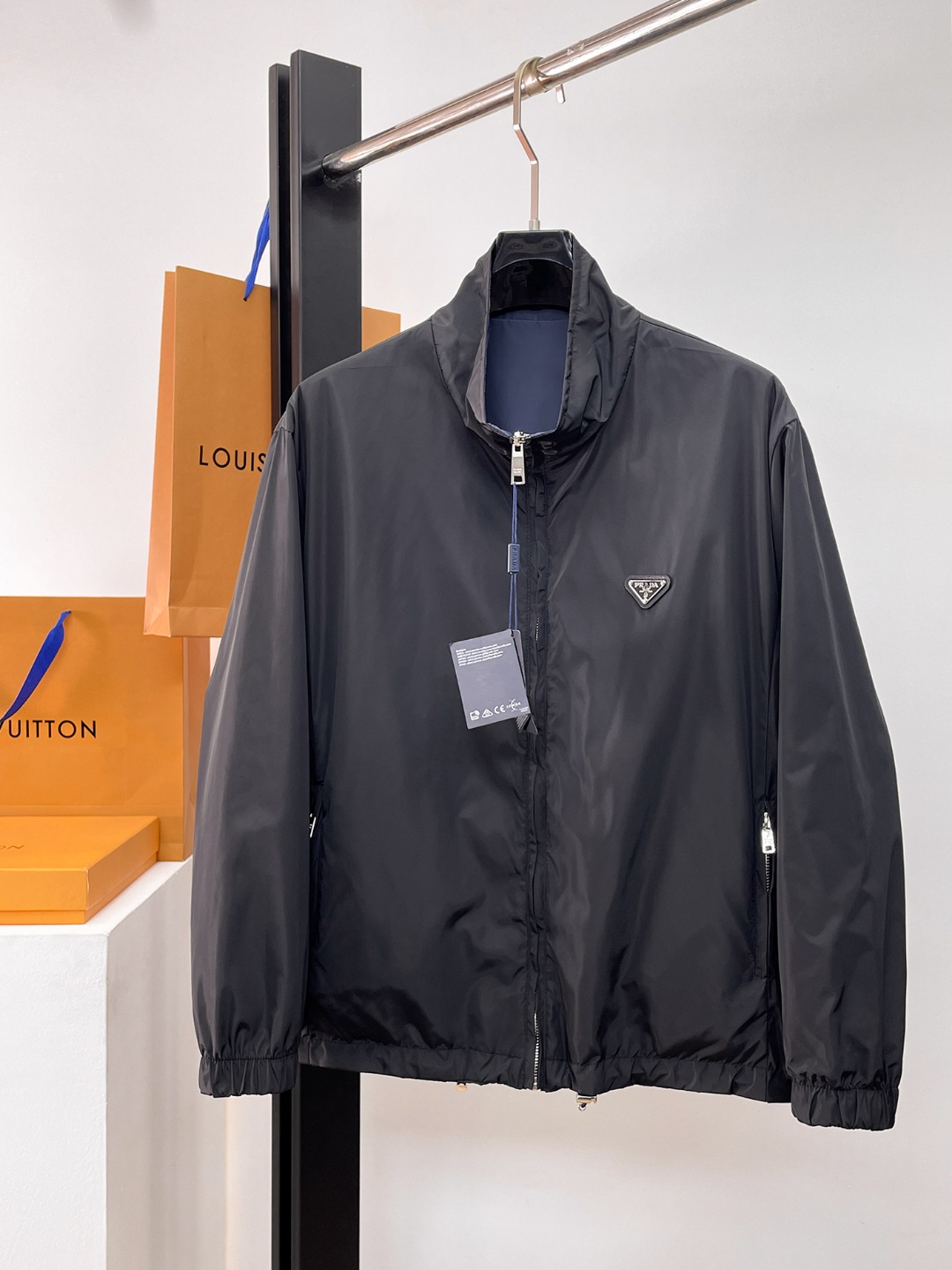 NO:654765,Prada official website, same style, complete with three labels, sold in advance. 2025ss new men's jackets in autumn, original three labels, high-end version. Custom-made fabrics at the counter. Highly breathable and comfortable, impeccable details, brand element design concept, reflecting high quality. Delicate and soft feel. Casual tailoring, excellent upper body shape. Size M～3XL, maximum wearing capacity is 195 catties., prada,jackets & coats,jackets & coats,alexander wang19860909普拉达 官网同款,三标齐全,提前发售 2025ss秋季新款男士夹克外套,原单三标齐全高端版本 专柜定制面料 透气舒适度高,细节无可挑剔,品牌元素设计理念,体现高品质.手感细腻柔软 呈现休闲裁剪,上身版型超赞 码数M～3XL,最大穿195斤,,prada,jackets & coats,jackets & coats,alexander wang,Men's clothing