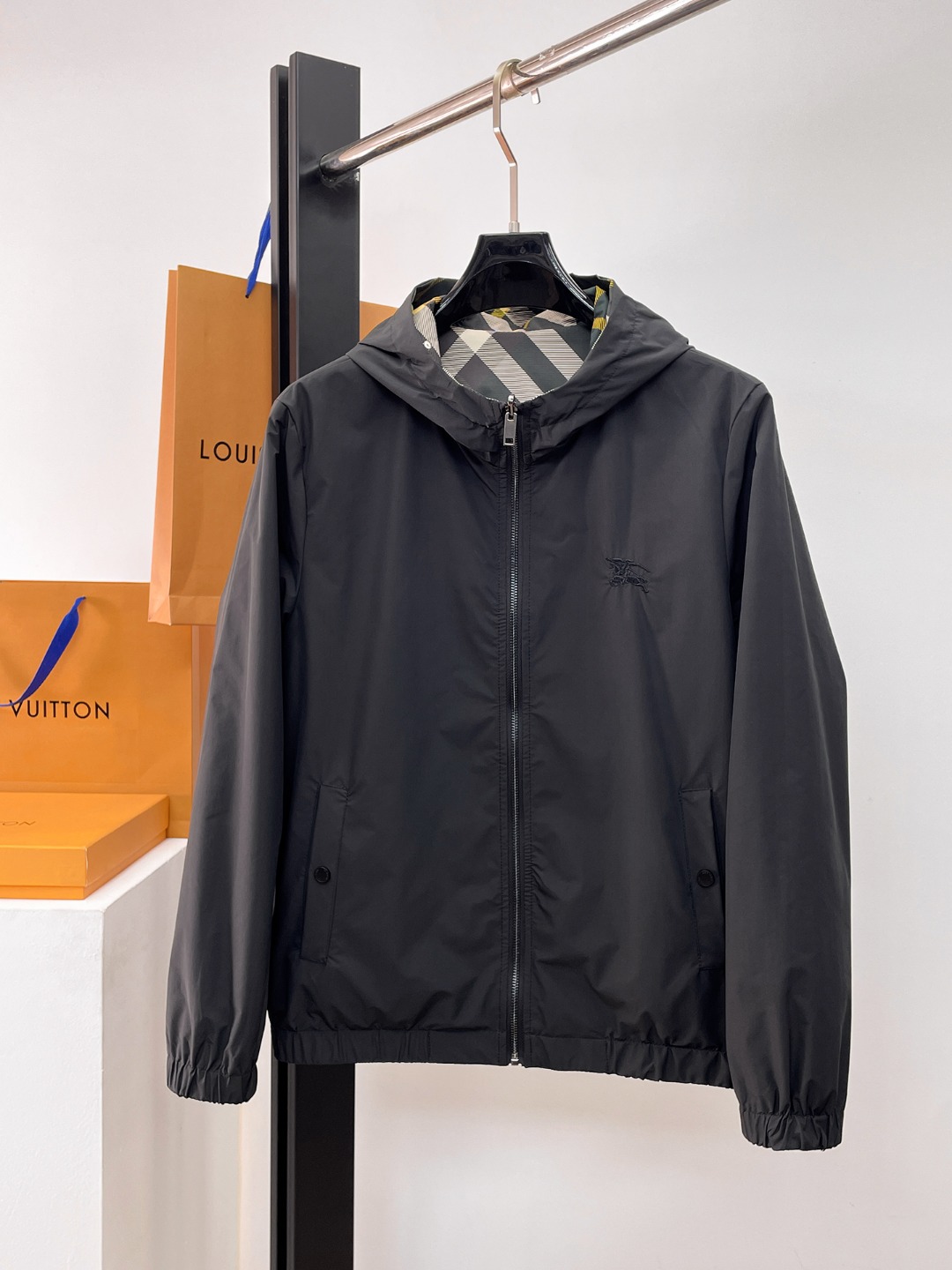 NO:654770,The same style as Burberry's official website, complete with three labels, sold in advance. 2025ss new men's jacket in autumn, complete with three labels, high-end version of the original order. Custom-made fabrics at the counter. Highly breathable and comfortable, impeccable details, brand element design concept, reflecting high quality. Delicate and soft feel. Casual tailoring, excellent upper body shape. Size M～3XL, maximum wear 195 catties,,burberry,jackets & coats,jackets & coats,alexander wang19860909巴宝莉 官网同款,三标齐全,提前发售 2025ss秋季新款男士夹克外套,原单三标齐全高端版本 专柜定制面料 透气舒适度高,细节无可挑剔,品牌元素设计理念,体现高品质.手感细腻柔软 呈现休闲裁剪,上身版型超赞 码数M～3XL,最大穿195斤,,burberry,jackets & coats,jackets & coats,alexander wang,Men's clothing