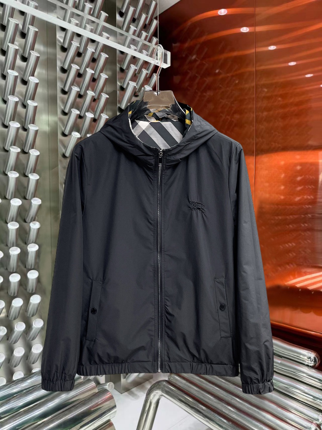 NO:597014,Burberry's 2025 new autumn jacket, the new product on the show is in perfect condition, comfortable and warm, complete with three colors, full and attractive color, very outstanding design, easily upgrades the fashion sense, extremely elegant and rigorous workmanship, neat and meticulous wiring!  A masterpiece from a famous designer!  The upper body does not look bloated and is super handsome!  Available size M ~ XXXL,,burberry,jackets & coats,jackets & coats,alexander wang19860909巴宝莉 2025秋季新款夹克外套,秀场新品品相非常完美,舒适保暖,三标齐全色泽饱满诱人,非常出彩的设计,轻松将时髦感进阶,做工极为考究严谨,走线工整细致！大牌设计师巨作！上身不显臃肿、超级帅气！现货码数M ～ XXXL,,burberry,jackets & coats,jackets & coats,alexander wang,Men's clothing