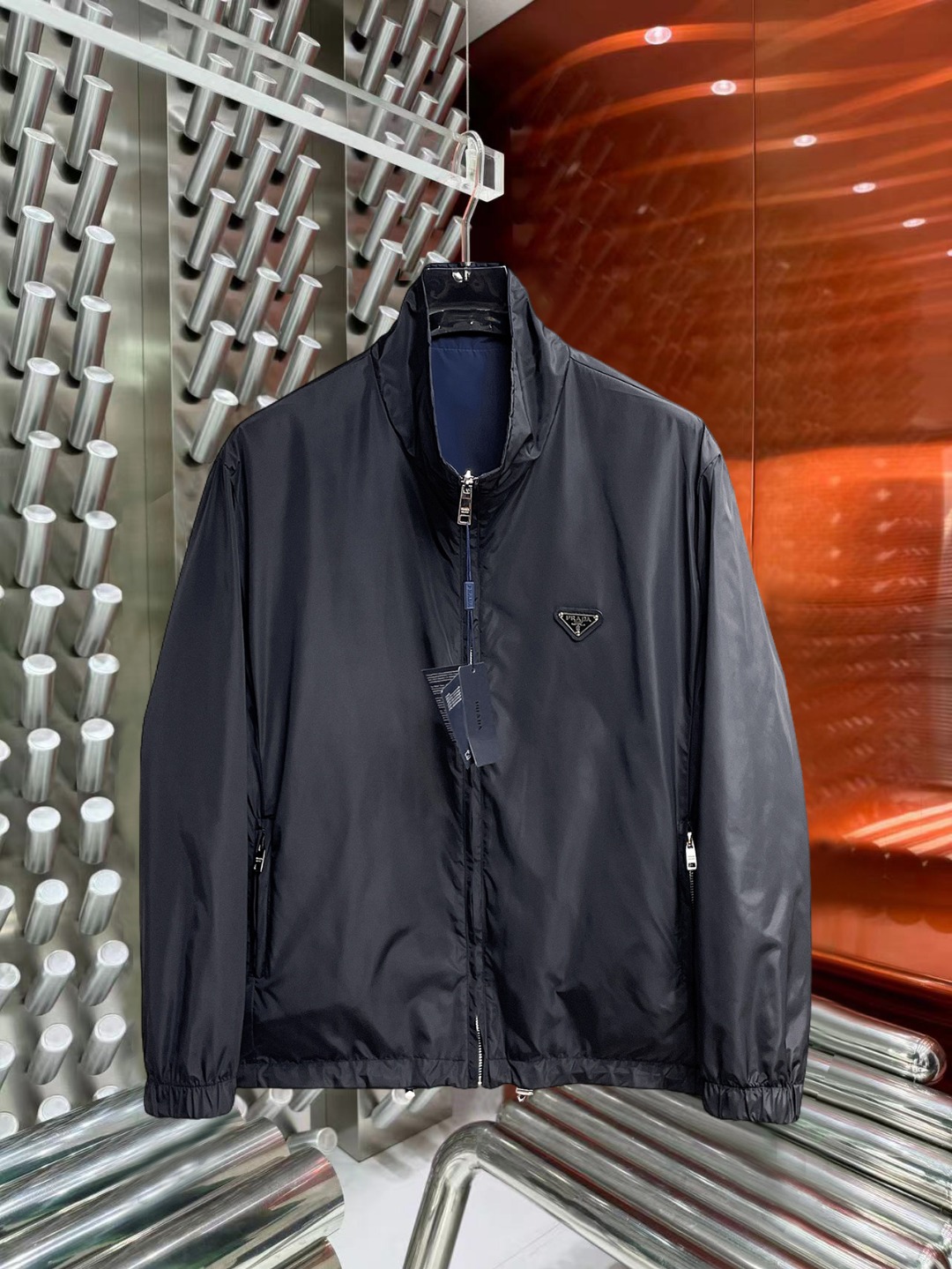 NO:597015,Prada 2025 new autumn jacket, the new product on the show is in perfect condition, comfortable and warm, complete with three colors, full and attractive color, very outstanding design, easily upgrades the fashion sense, extremely elegant and rigorous workmanship, neat and meticulous wiring!  A masterpiece from a famous designer!  The upper body does not look bloated and is super handsome!  Available sizes M ~ XXXL,,prada,jackets & coats,jackets & coats,alexander wang19860909普拉达 2025秋季新款夹克外套,秀场新品品相非常完美,舒适保暖,三标齐全色泽饱满诱人,非常出彩的设计,轻松将时髦感进阶,做工极为考究严谨,走线工整细致！大牌设计师巨作！上身不显臃肿、超级帅气！现货码数M ～ XXXL,,prada,jackets & coats,jackets & coats,alexander wang,Men's clothing