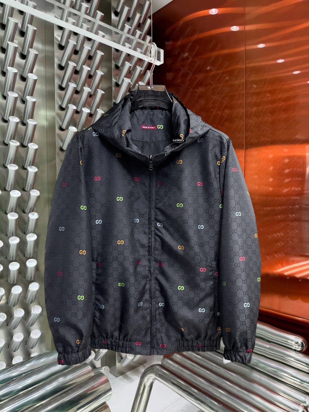 NO:597018,Gucci 2025 new autumn jacket, the new product on the show is in perfect condition, comfortable and warm, complete with three colors, full and attractive color, very outstanding design, easily upgrades the fashion sense, extremely elegant and rigorous workmanship, neat and meticulous wiring!  A masterpiece from a famous designer!  The upper body does not look bloated and is super handsome!  Available size M ~ XXXL,,jackets & coats,jackets & coats,alexander wang19860909古奇 2025秋季新款夹克外套,秀场新品品相非常完美,舒适保暖,三标齐全色泽饱满诱人,非常出彩的设计,轻松将时髦感进阶,做工极为考究严谨,走线工整细致！大牌设计师巨作！上身不显臃肿、超级帅气！现货码数M ～ XXXL,,jackets & coats,jackets & coats,alexander wang,Men's clothing